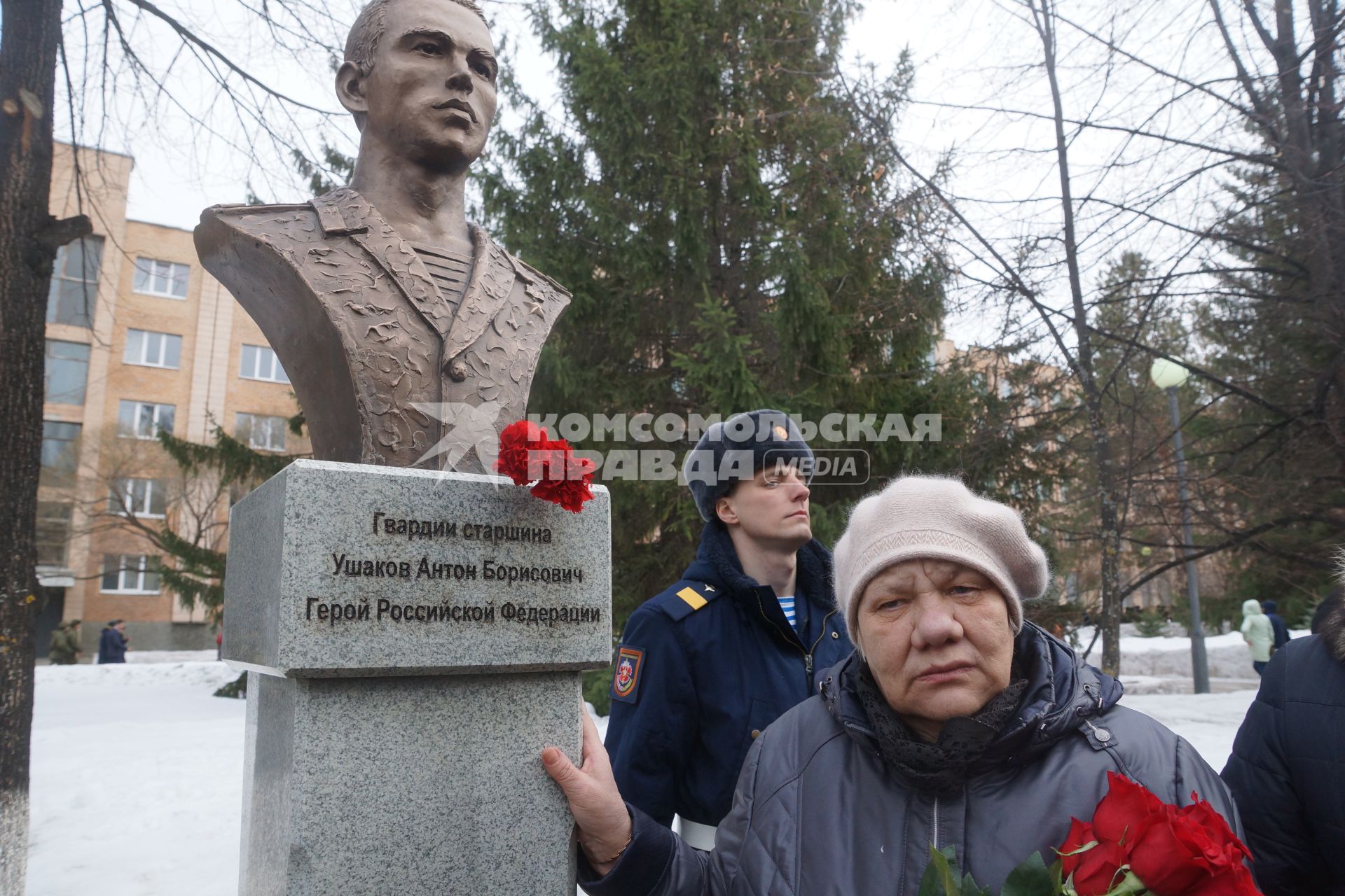 Тольятти.  Во время торжественной церемонии открытия памятника  участнику контртеррористической операции на Северном Кавказе  старшине гвардии Антону Ушакову.