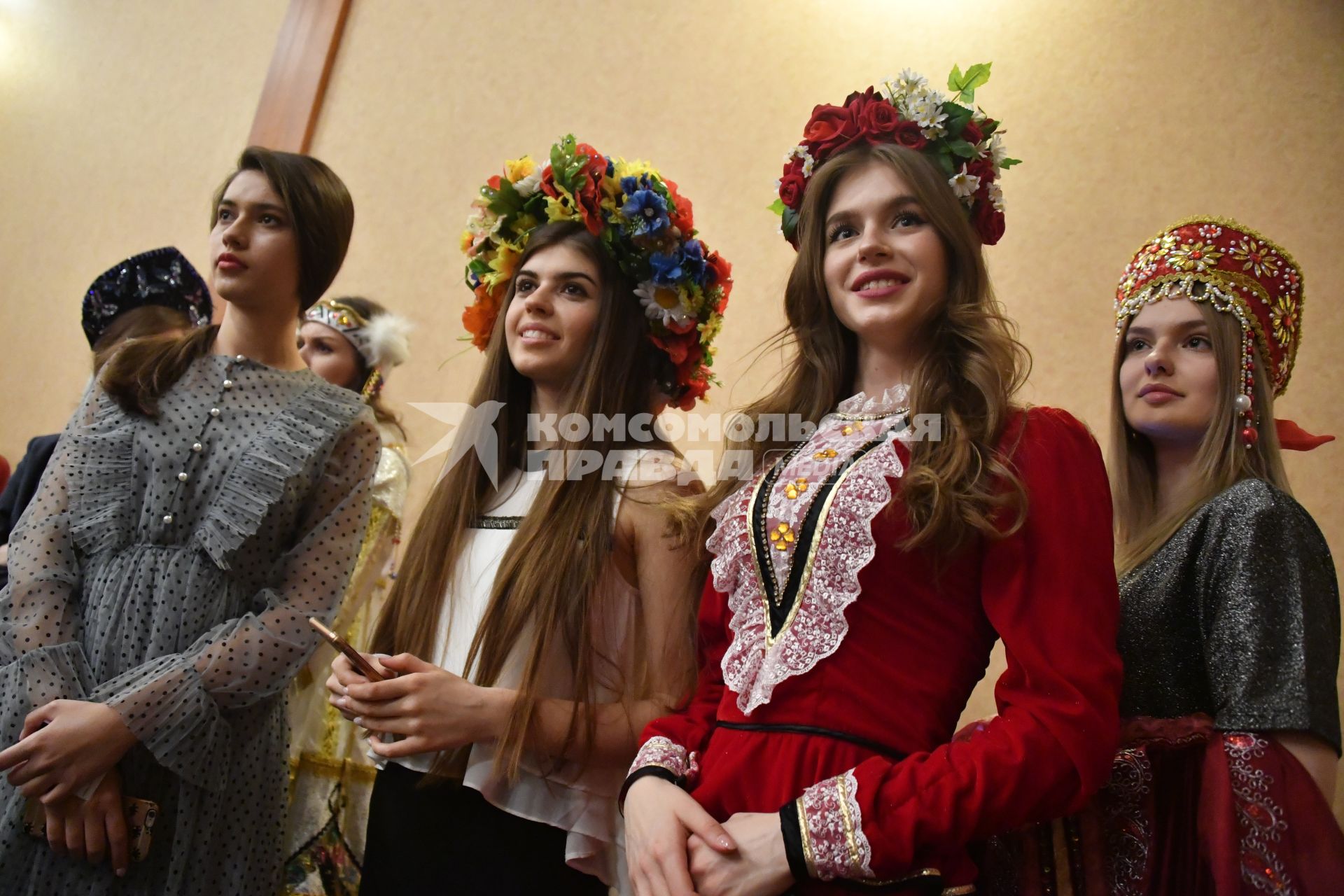 Москва.  Участницы конкурса `Мисс Россия - 2019`перед началом   репетиции.