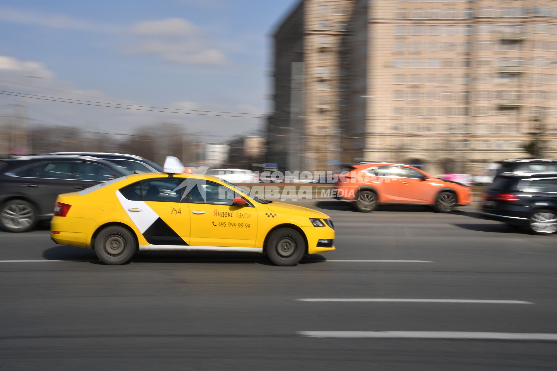 Москва.  Автомобиль сервиса `Яндекс.Такси` на одной из улиц города.