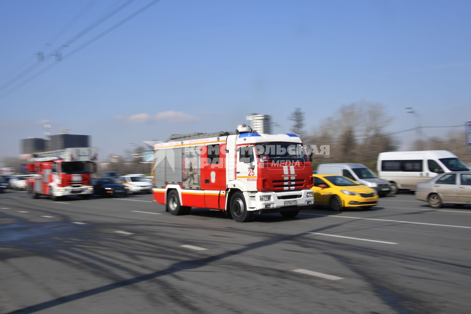 Москва.  Автомобили пожарной службы на одной из улиц города.