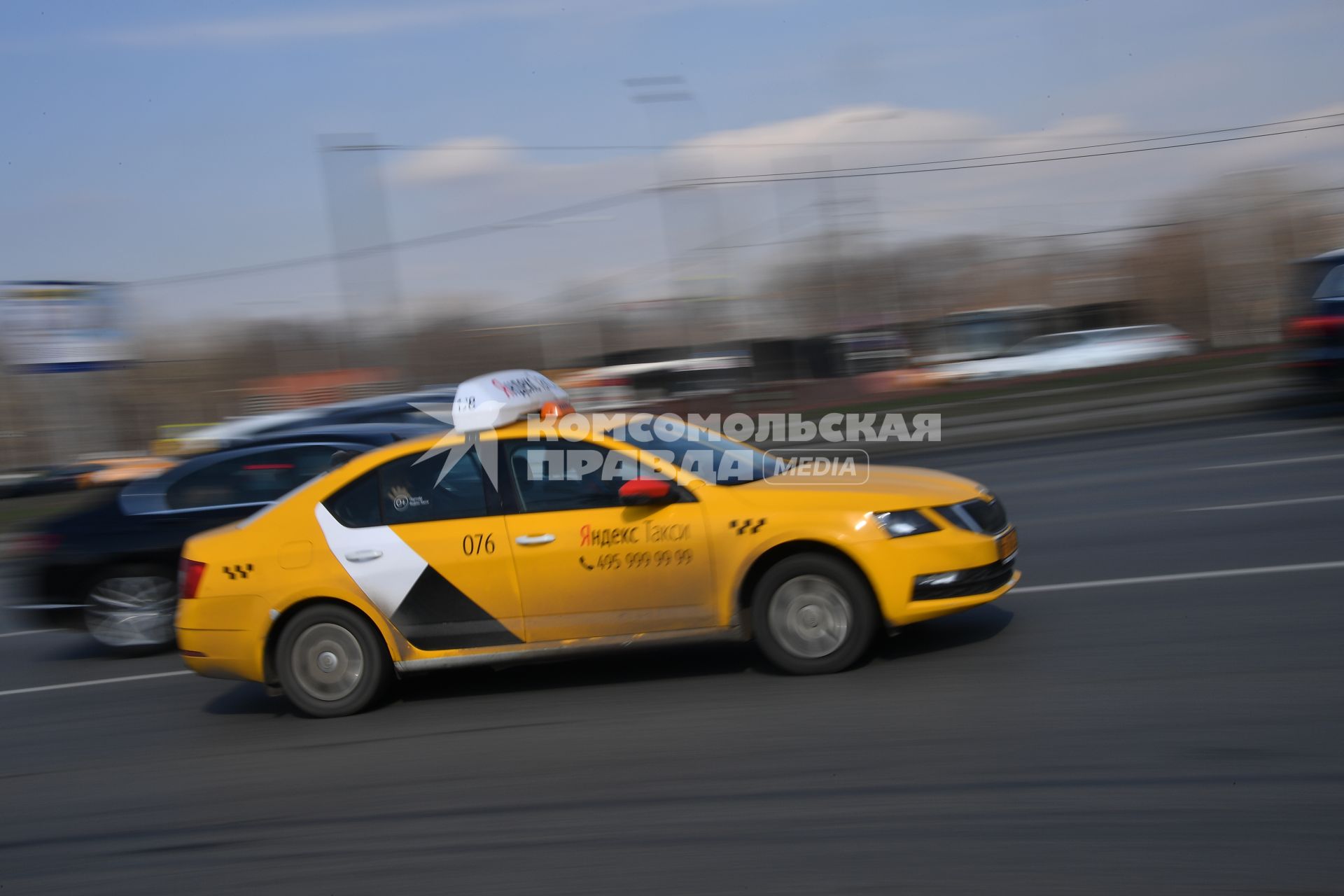 Москва.  Автомобиль сервиса `Яндекс.Такси` на одной из улиц города.