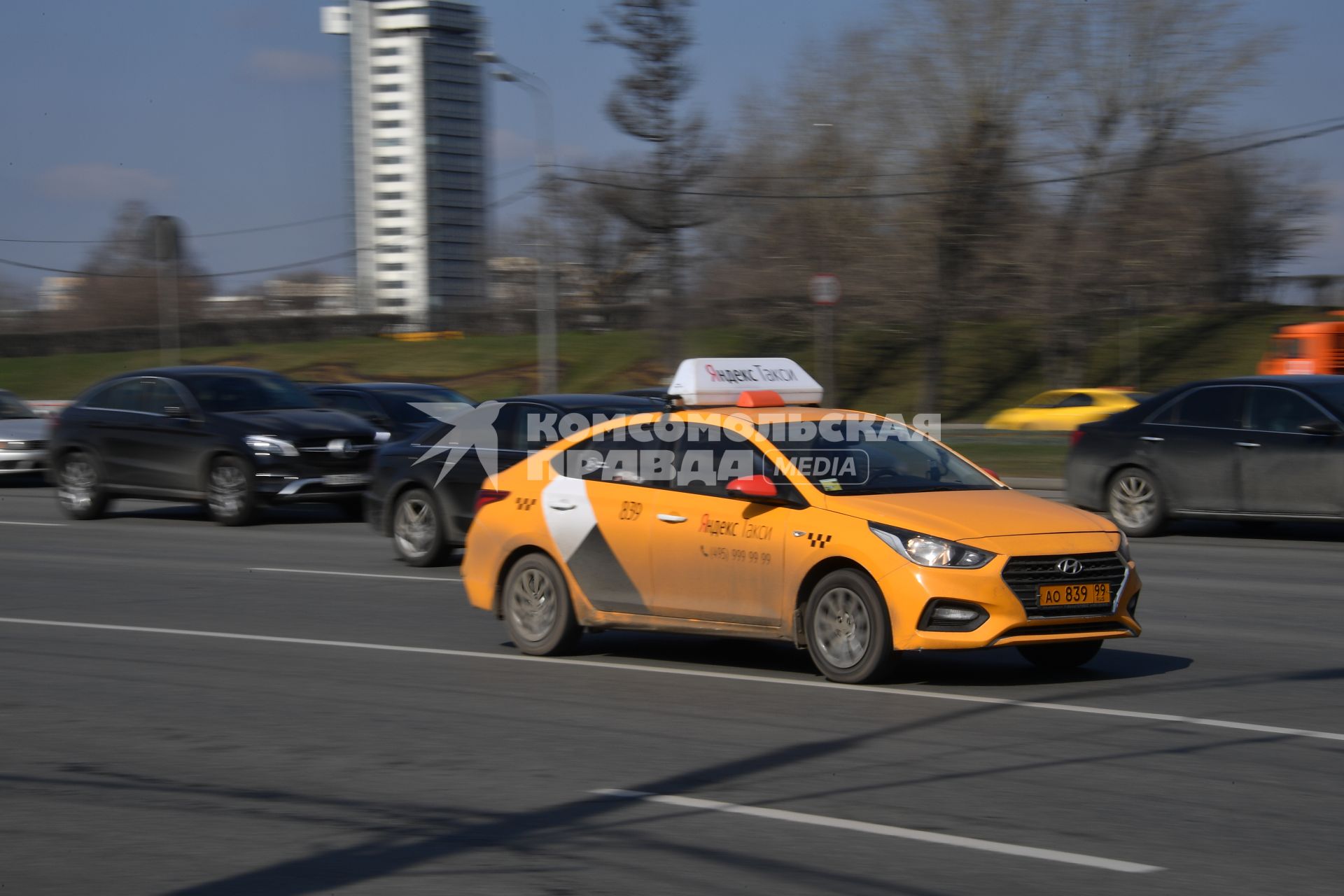 Москва.  Автомобиль сервиса `Яндекс.Такси` на одной из улиц города.