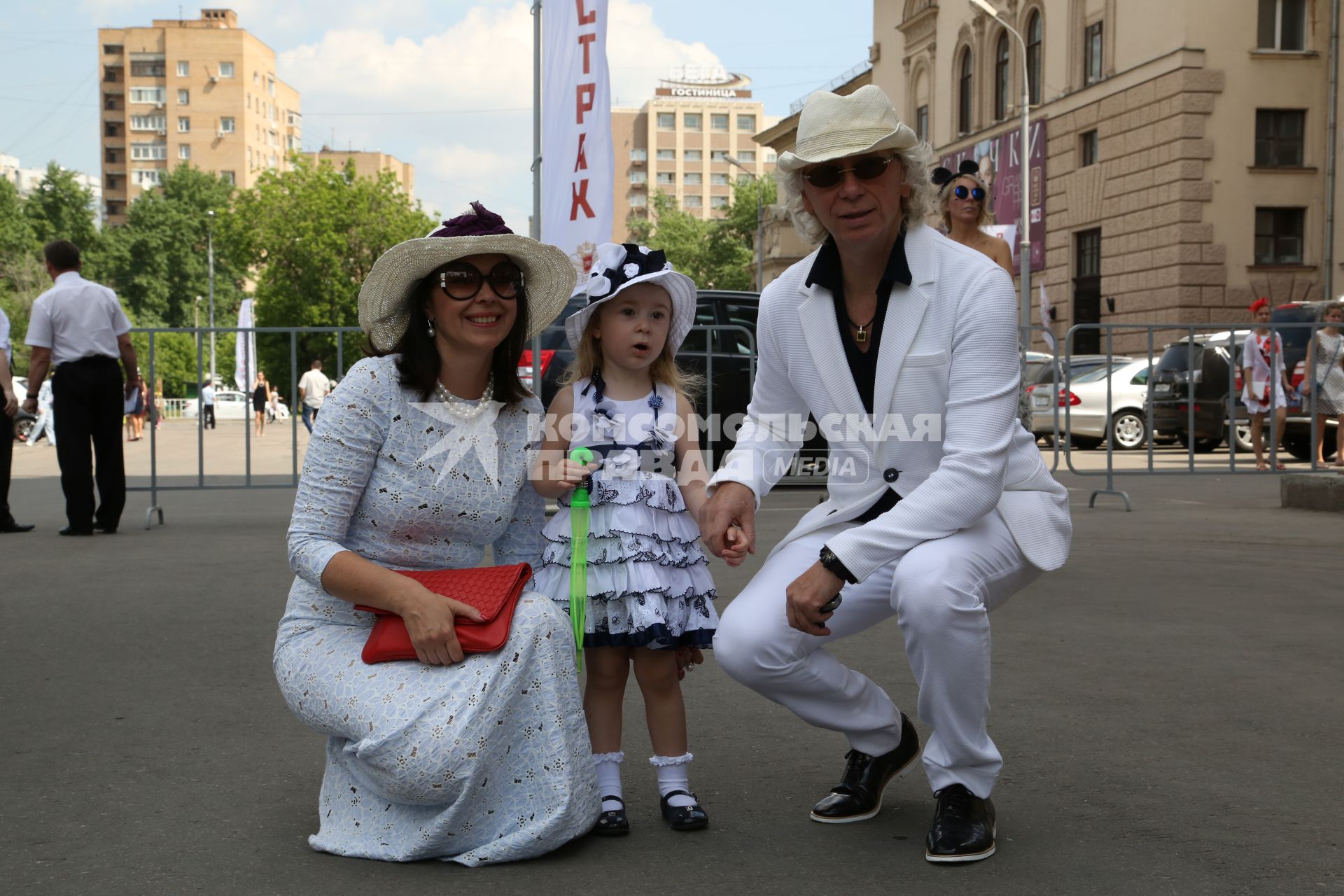 Диск283. Центральный Московский ипподром. Скачки ГРАН-ПРИ РАДИО МОНТЕ-КАРЛО. 2014. На снимке: певец, композитор Аркадий Укупник, его супруга Наталья и дочь Соня