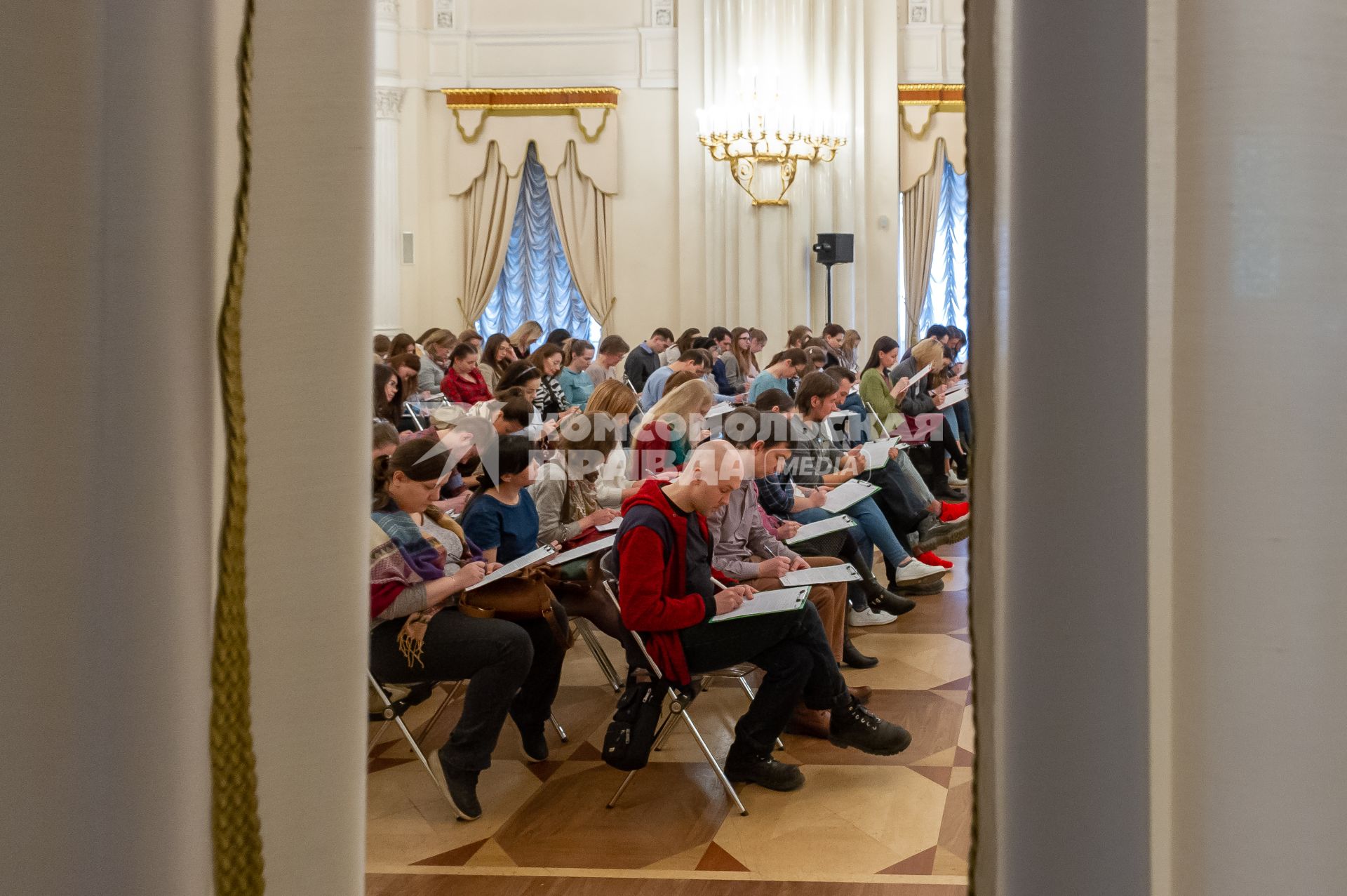 Санкт-Петербург. Участники ежегодной образовательной акции по проверке грамотности `Тотальный диктант-2019` в Мраморном дворце Русского музея.