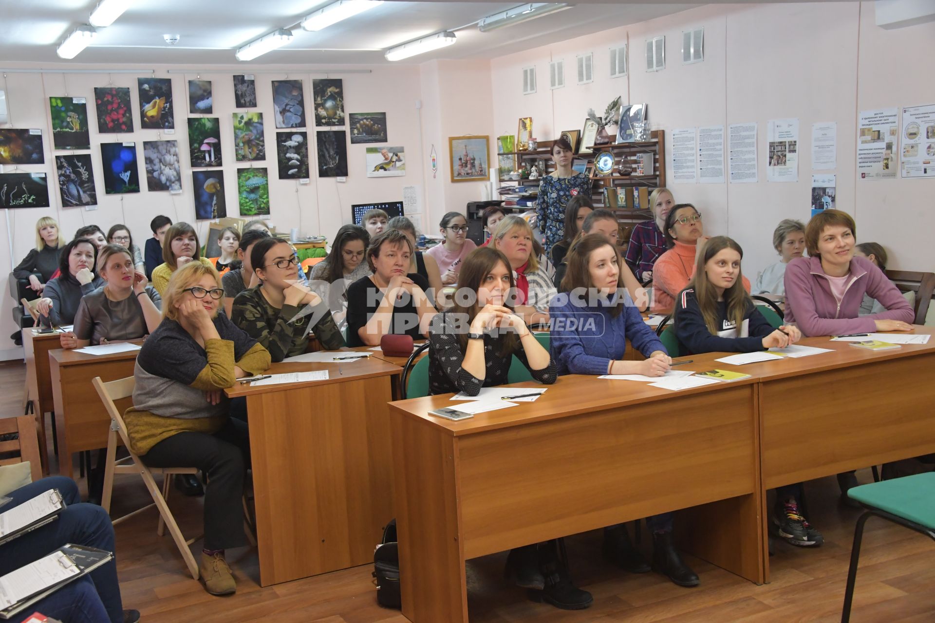 Москва.  Участники ежегодной образовательной акции `Тотальный диктант -2019`в самой большой библиотеке Новой Москвы.