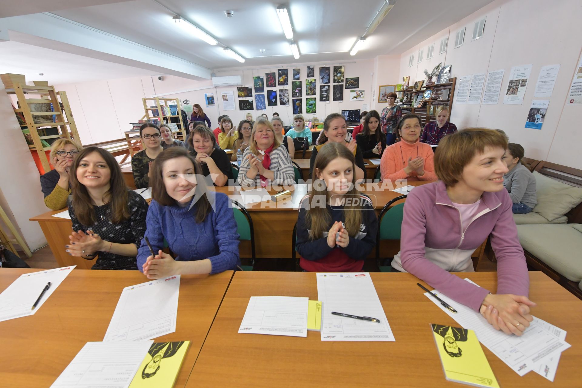 Москва.  Участники ежегодной образовательной акции `Тотальный диктант -2019`в самой большой библиотеке Новой Москвы.