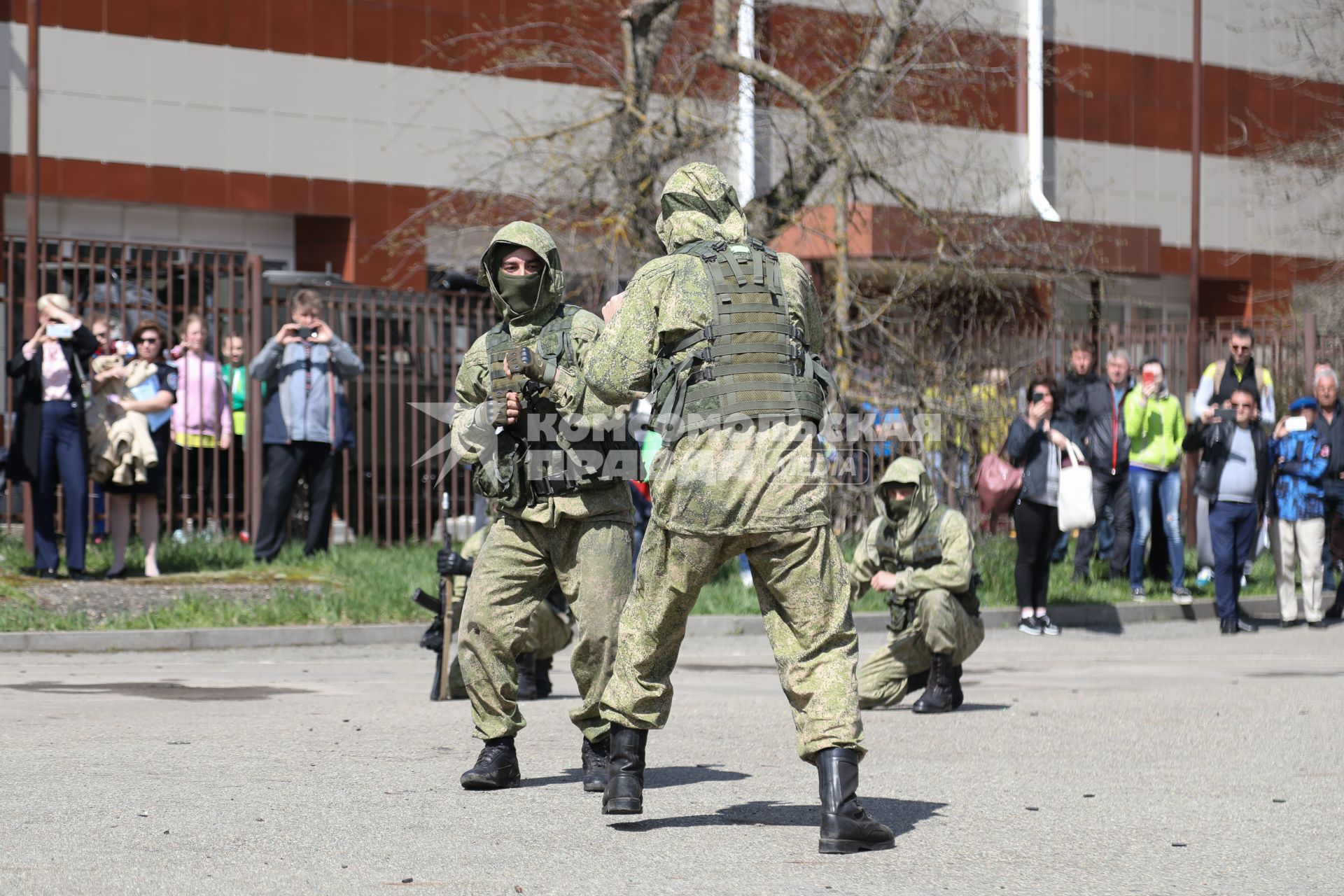 Ставрополь. Показательные выступления военнослужащих на  краевых соревнованиях юнармейских игр по военно-прикладным видам спорта.