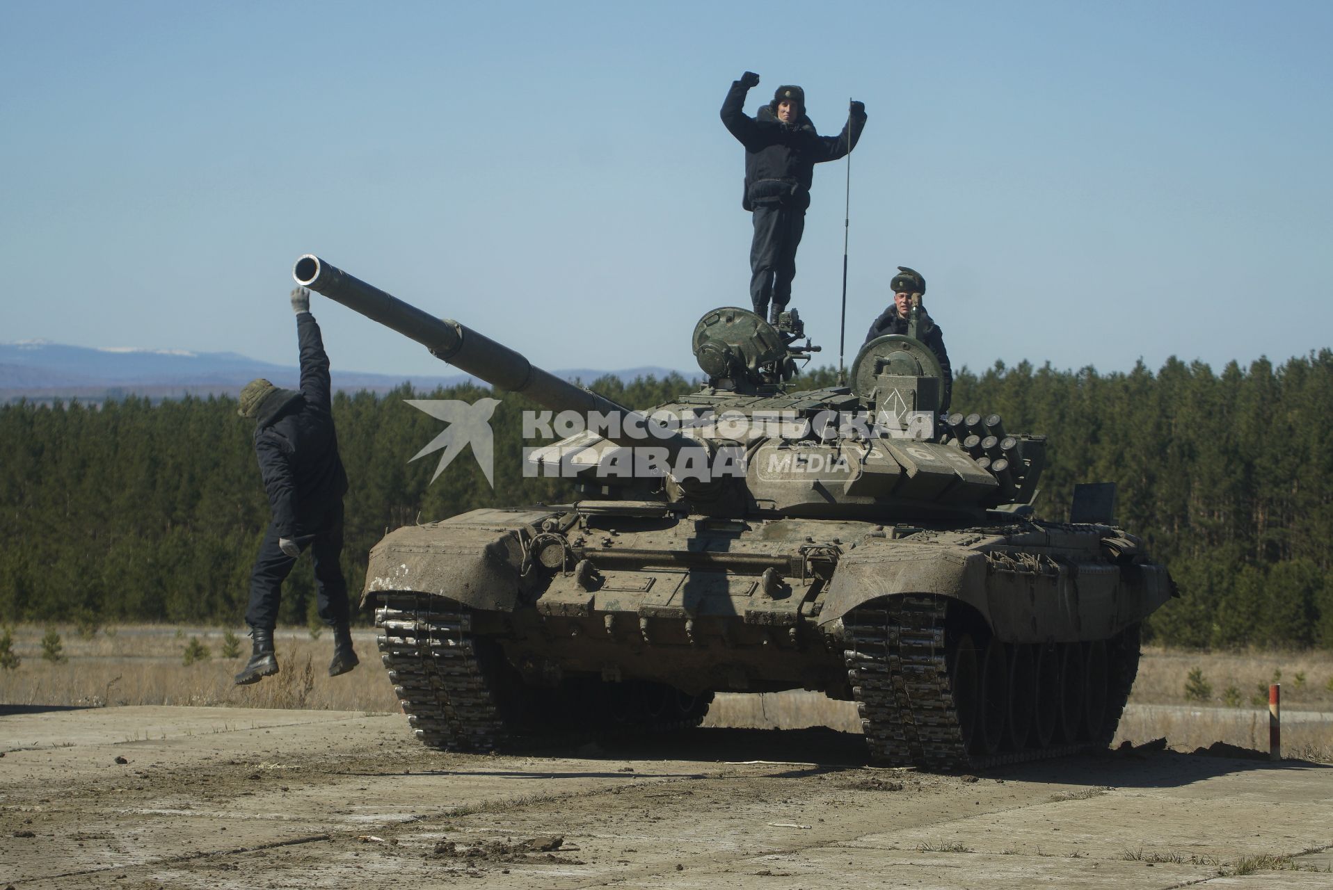 Челябинская область. 255 межвидовой военный полигон ЦВО (Центральный военный округ). Этапа конкурса Армейских международных игр \'Танковый биатлон\'. Победители окружного этапа  представят ЦВО на всеармейском этапе АрМИ-2019. Экипаж танка Т-72Б3