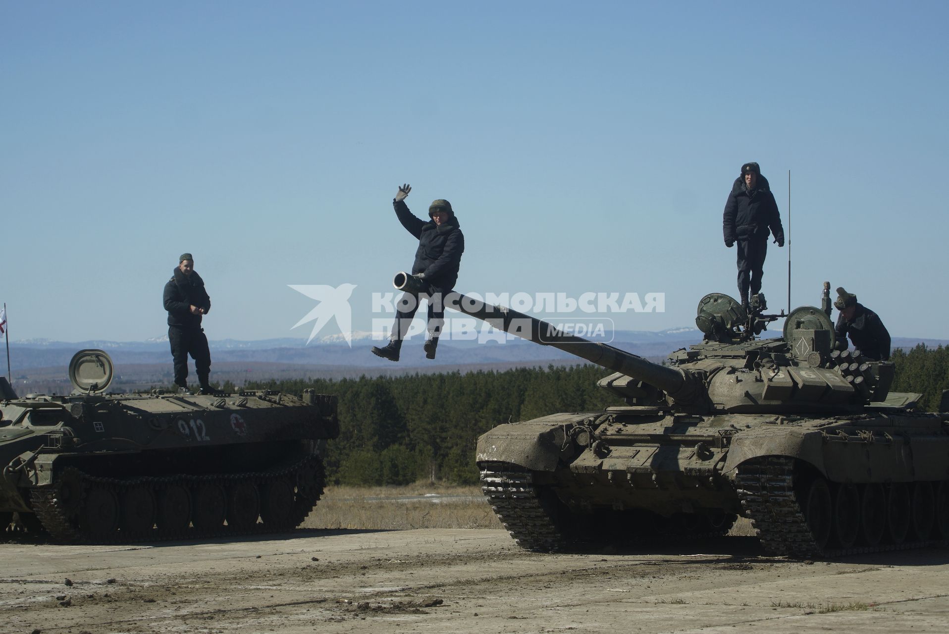 Челябинская область. 255 межвидовой военный полигон ЦВО (Центральный военный округ). Этапа конкурса Армейских международных игр \'Танковый биатлон\'. Победители окружного этапа  представят ЦВО на всеармейском этапе АрМИ-2019. Экипаж танка Т-72Б3