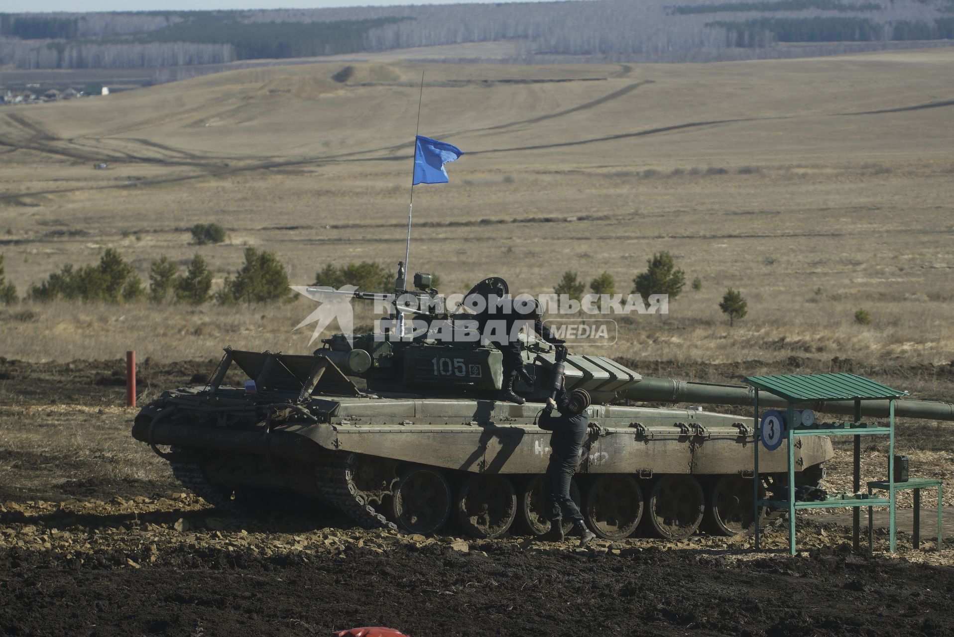 Челябинская область. 255 межвидовой военный полигон ЦВО (Центральный военный округ). Этапа конкурса Армейских международных игр \'Танковый биатлон\'. Победители окружного этапа  представят ЦВО на всеармейском этапе АрМИ-2019. Экипаж пополняет боезапас у танка Т-72Б3