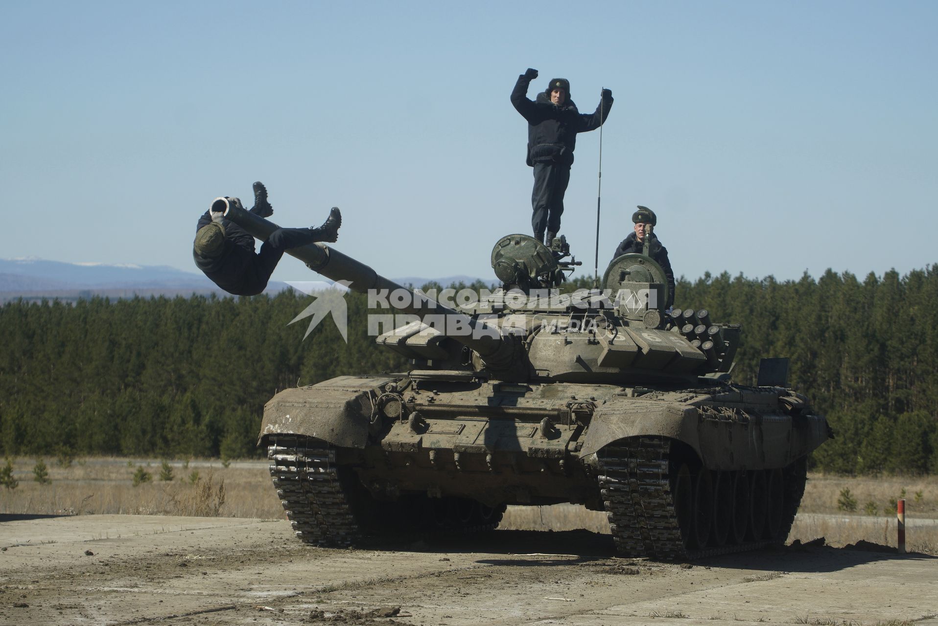 Челябинская область. 255 межвидовой военный полигон ЦВО (Центральный военный округ). Этапа конкурса Армейских международных игр \'Танковый биатлон\'. Победители окружного этапа  представят ЦВО на всеармейском этапе АрМИ-2019. Экипаж танка Т-72Б3