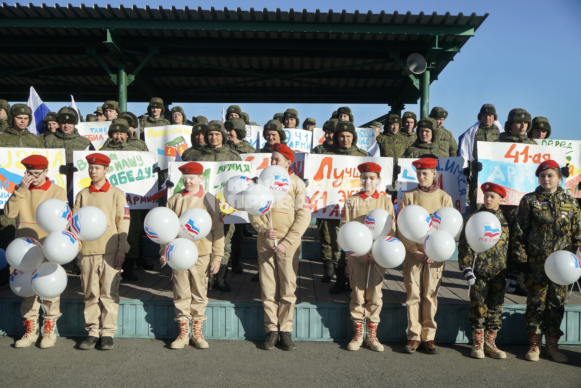 Челябинская область. 255 межвидовой военный полигон ЦВО (Центральный военный округ). Юнармейцы и военнослужащие во время открытия этапа конкурса Армейских международных игр \'Танковый биатлон\'. Победители окружного этапа  представят ЦВО на всеармейском этапе АрМИ-2019