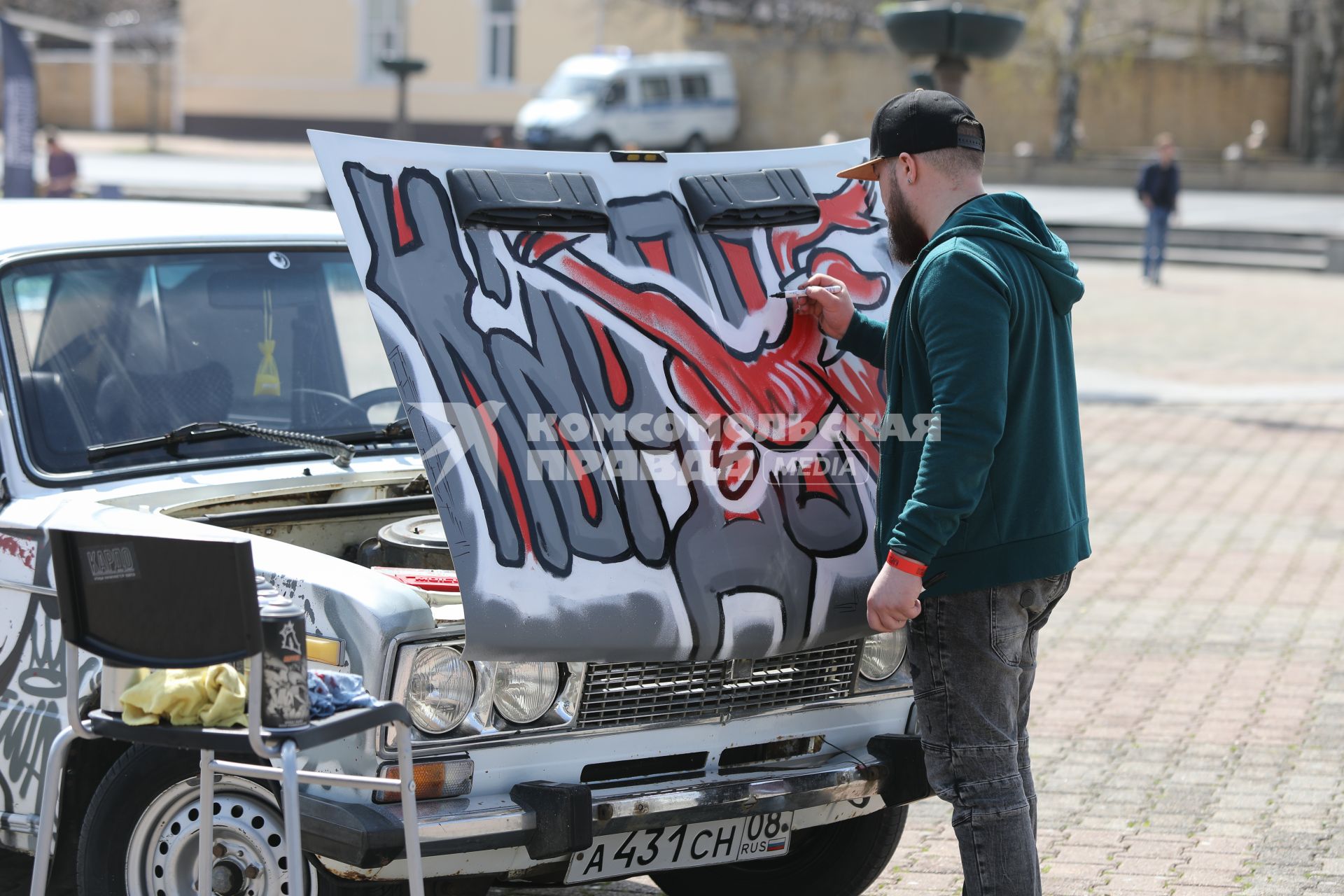 Ставрополь.  Молодой человек нанести на машину граффити во время   Всероссийского фестиваля уличных культур `Кардо`.
