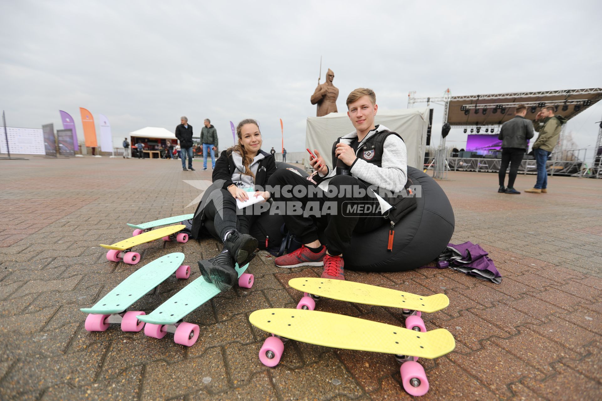 Ставрополь.   Молодые люди со скейтбордами на Всероссийском фестивале уличных культур `Кардо`.