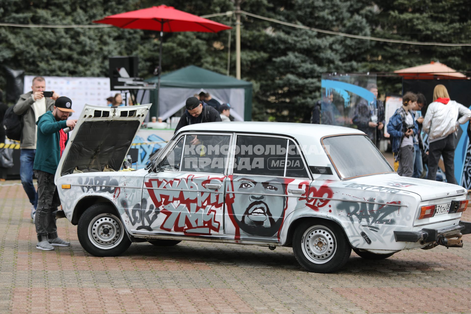 Ставрополь.  Молодой человек нанести на машину граффити во время   Всероссийского фестиваля уличных культур `Кардо`.