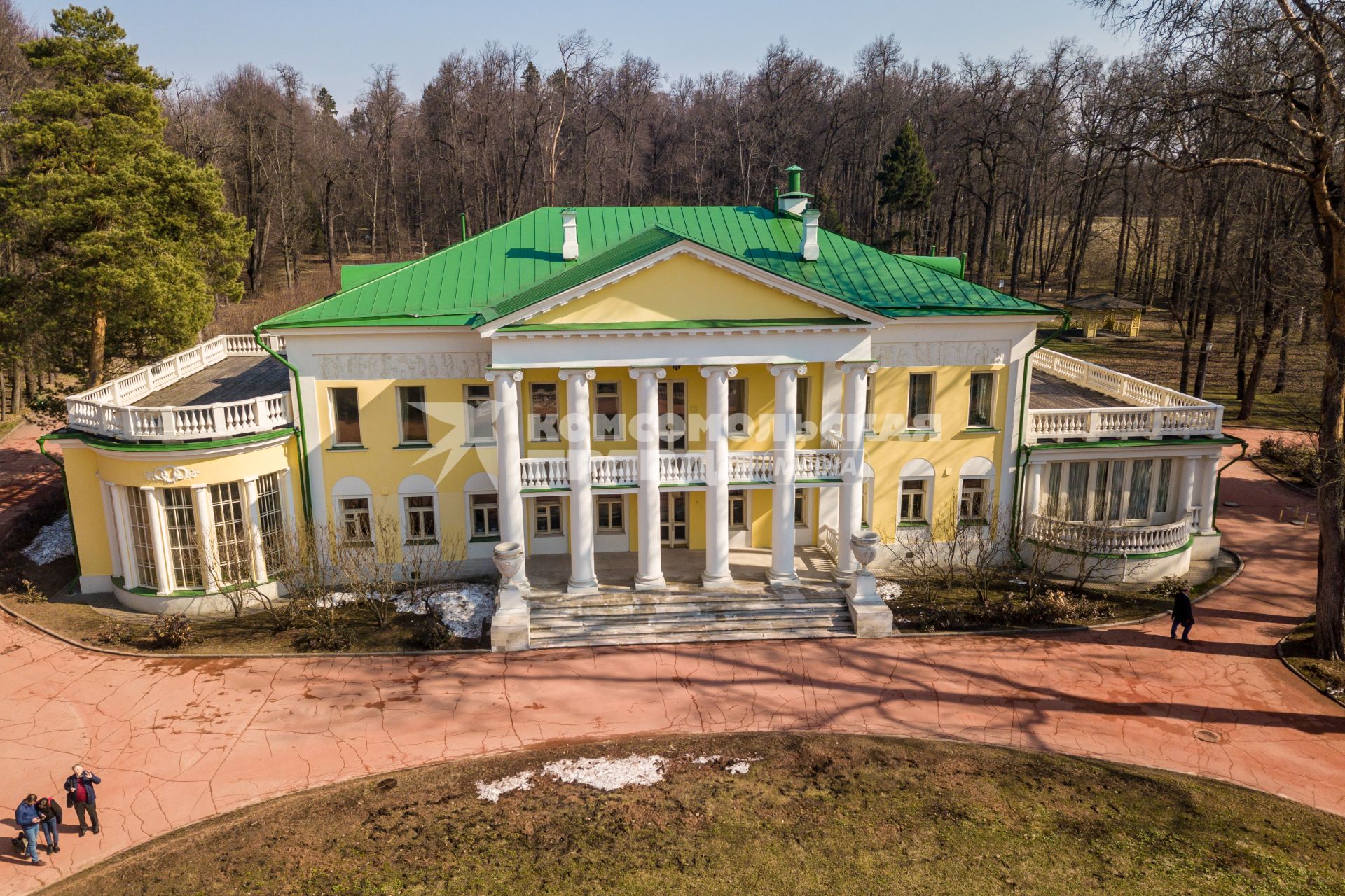 Московская область.  Вид на главный дом музея-заповедника `Горки Ленинские`.