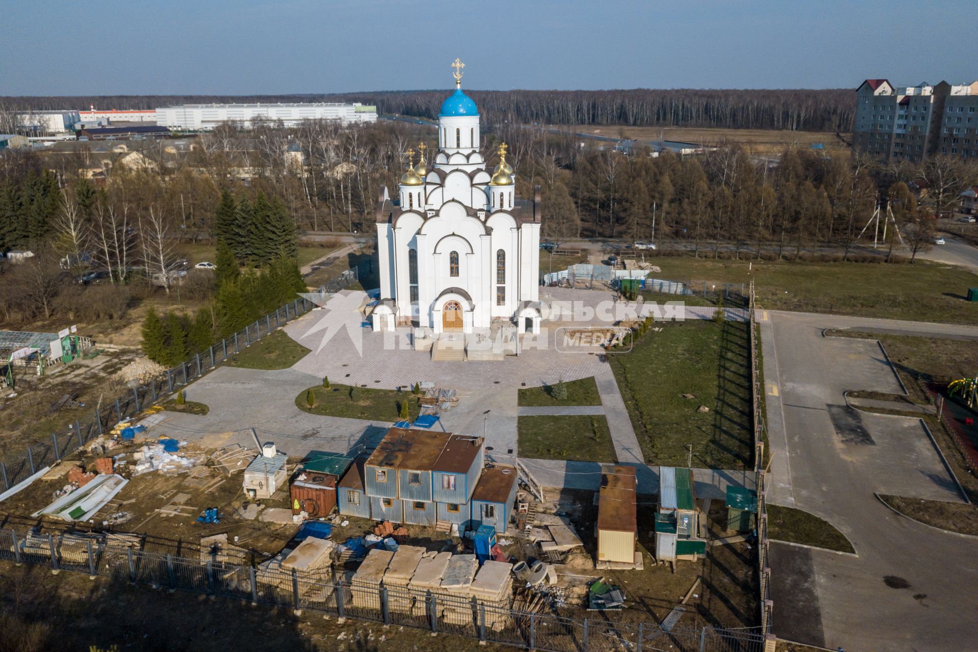 Московская область.  Вид на храм Первосвятителей Московских.