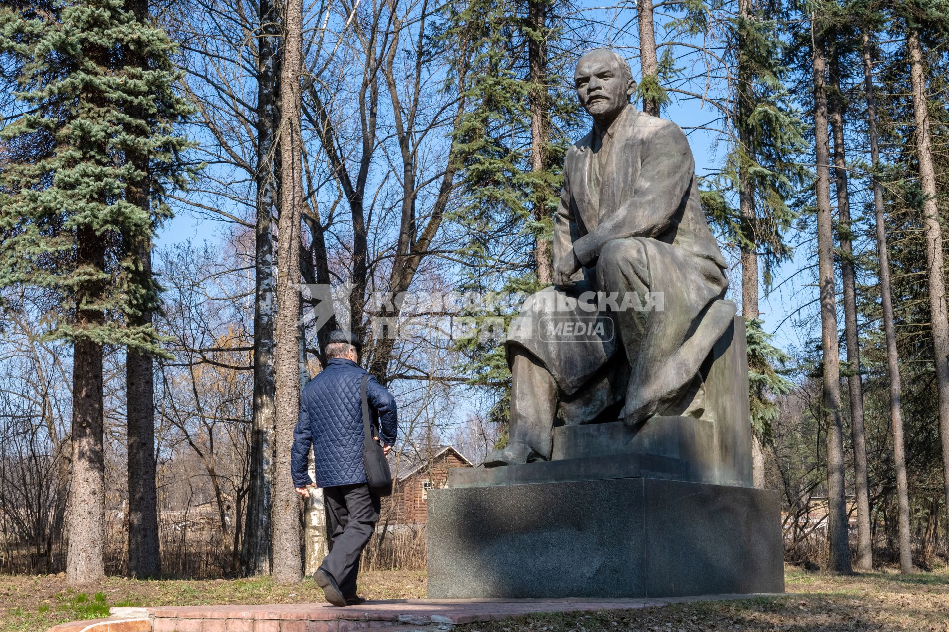 Московская область. Памятник Владимиру Ленину на аллее дома музея-заповедника `Горки Ленинские`.