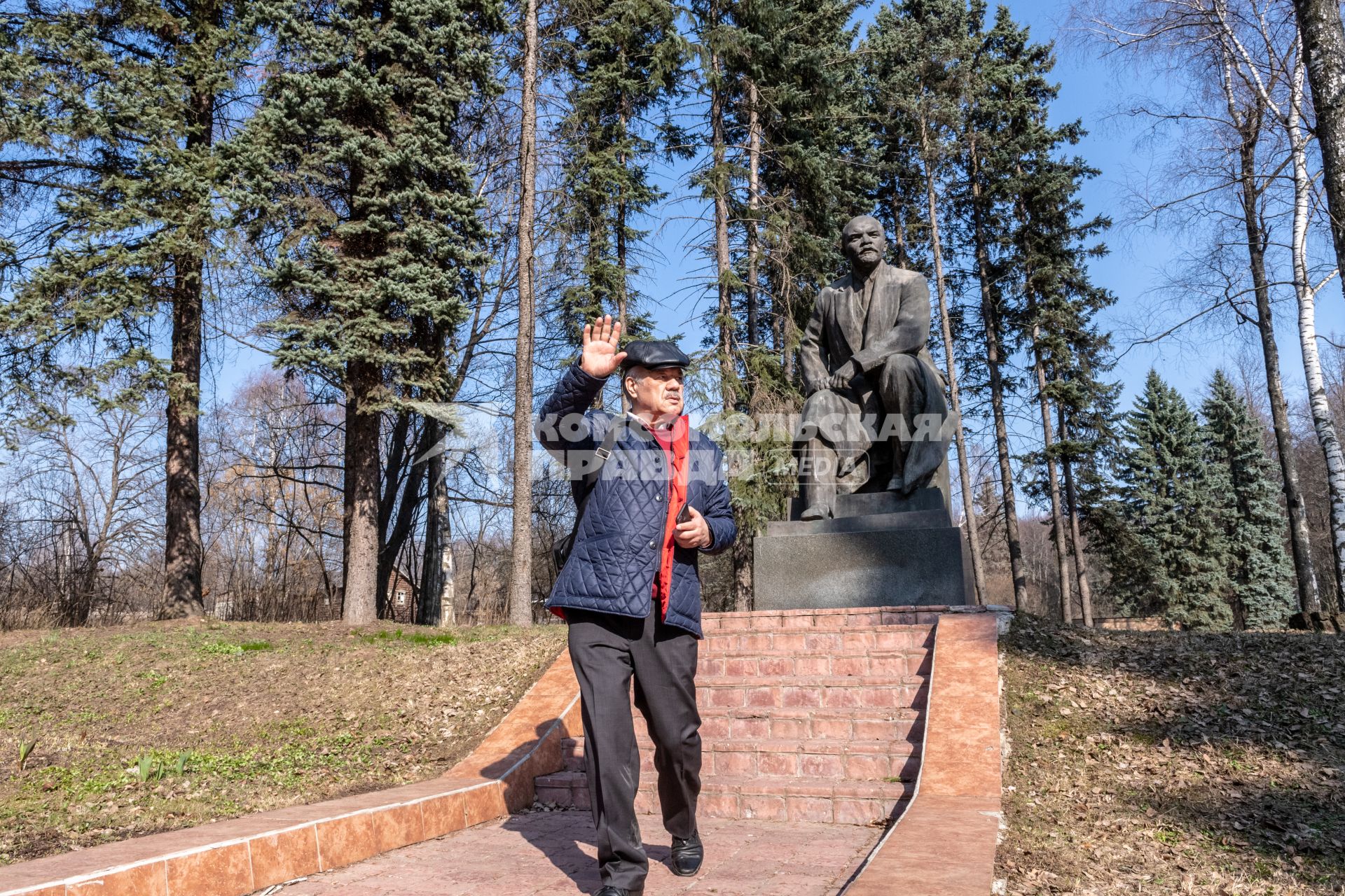 Московская область. Корреспондент `Комсомольской правды` Александр Гамов у памятника Владимиру Ленину на аллее дома музея-заповедника `Горки Ленинские`.