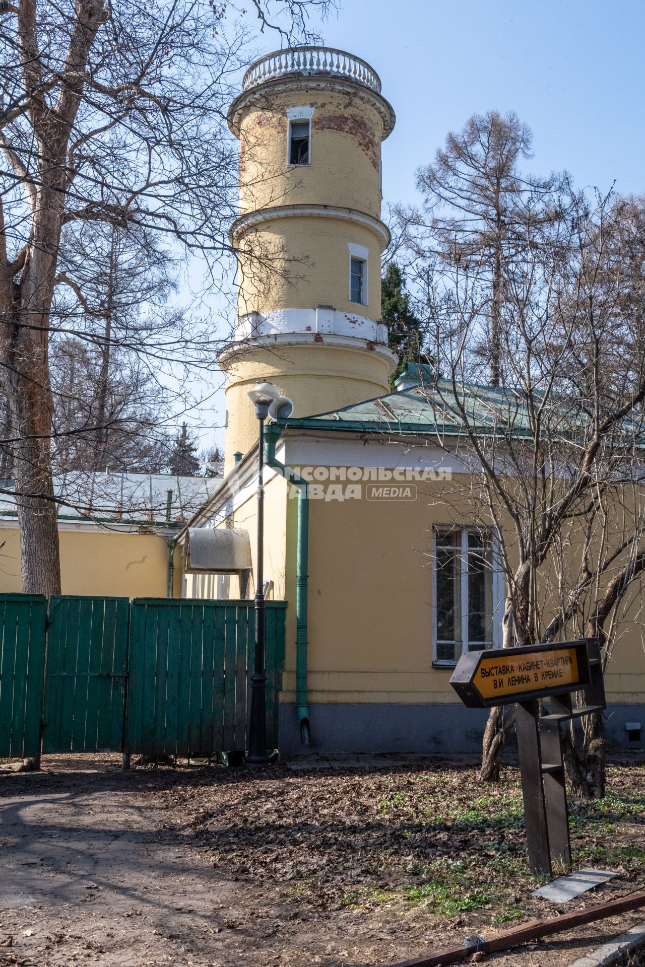 Московская область. Вид на водонапорную башню и хозяйственные постройки дома музея-заповедника `Горки Ленинские`.