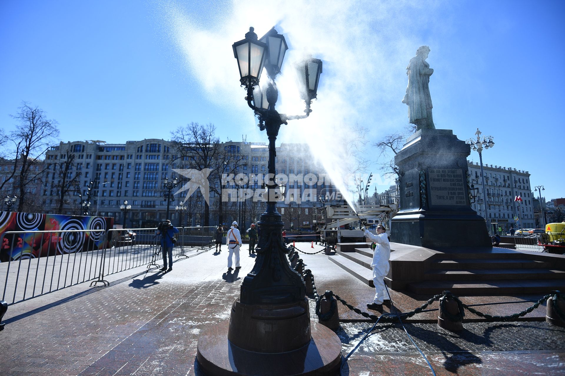 Москва. Сотрудники коммунальных служб моют памятник поэту Аленсандру Пушкину.