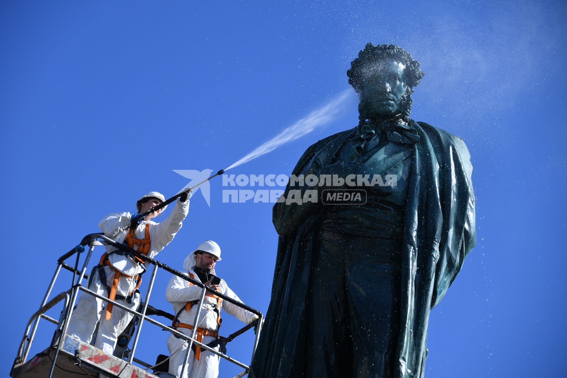 Москва. Сотрудники коммунальных служб моют памятник поэту Аленсандру Пушкину.