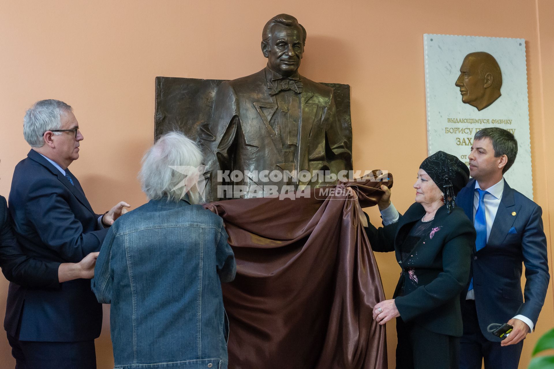 Санкт-Петербург. Вдова Жореса Алферова Тамара Дарская ( справа) во время  торжественной  церемонии открытия памятника академику Жоресу  Алферову  в Национально-исследовательском  Академическом университете РАН.