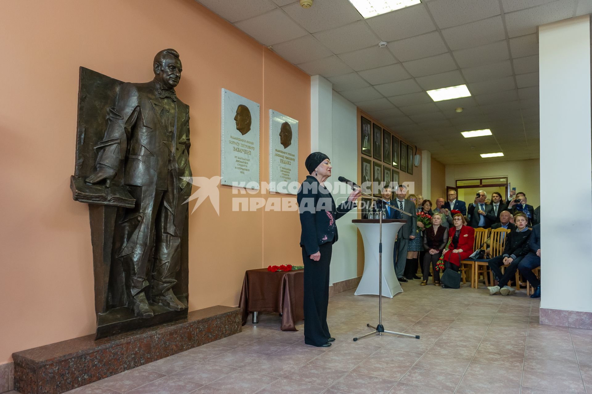 Санкт-Петербург. Вдова Жореса Алферова Тамара Дарская   во время  торжественной  церемонии открытия памятника академику Жоресу  Алферову  в Национально-исследовательском  Академическом университете РАН.