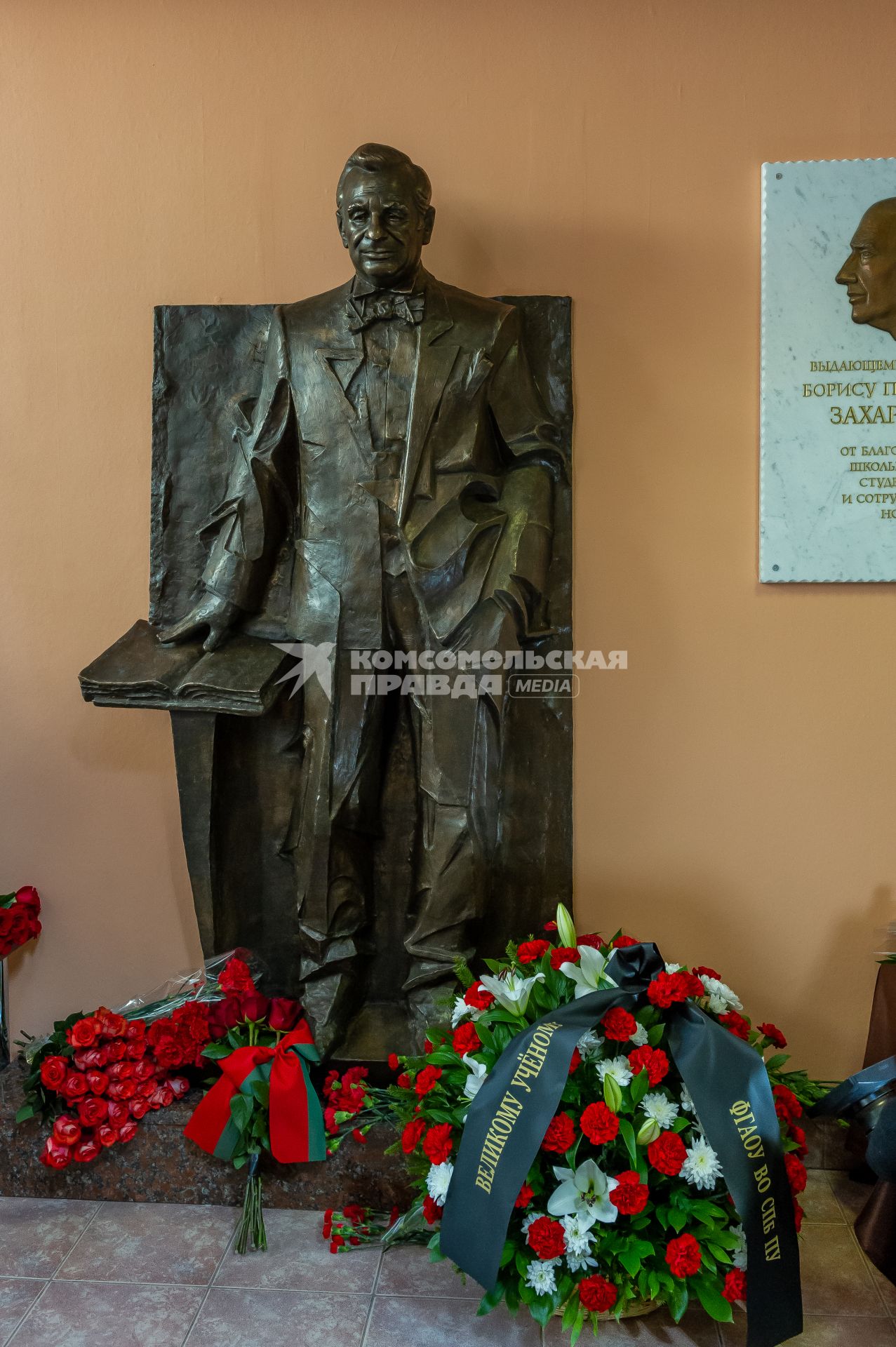 Санкт-Петербург. Торжественная церемония открытия памятника академику Жоресу  Алферову  в Национально-исследовательском  Академическом университете РАН.