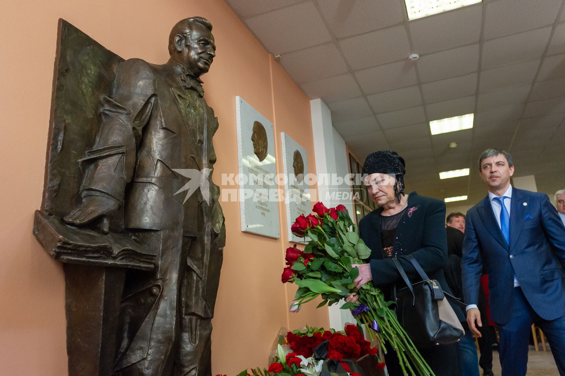 Санкт-Петербург. Вдова Жореса Алферова Тамара Дарская ( справа) во время  торжественной  церемонии открытия памятника академику Жоресу  Алферову  в Национально-исследовательском  Академическом университете РАН.