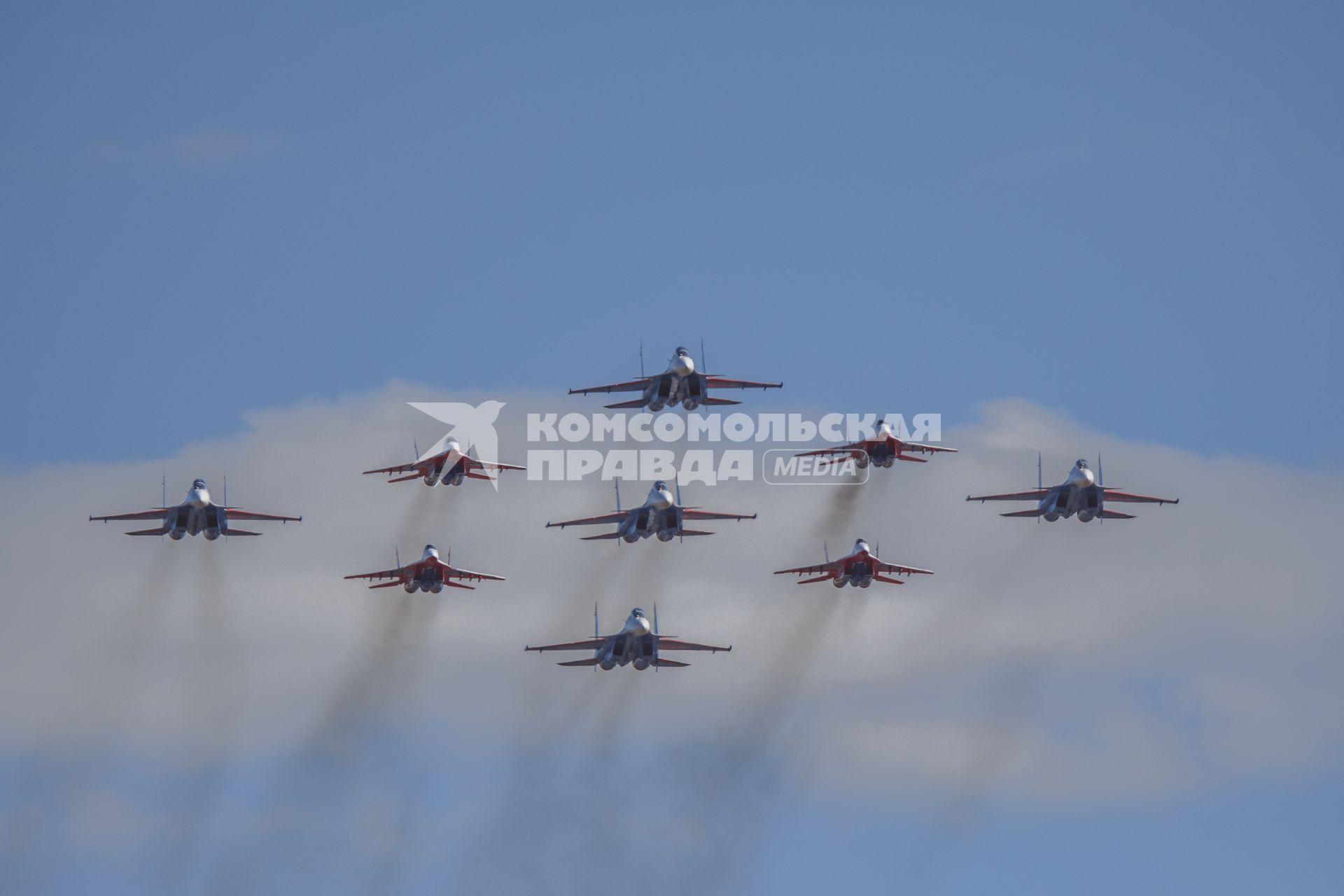 Московская область, Кубинка. Истребители Су-30СМ  и  МиГ-29 пилотажной группы `Стрижи`совершают демонстрационный полет`Кубинский бриллиант` во время репетиции воздушной части парада Победы.