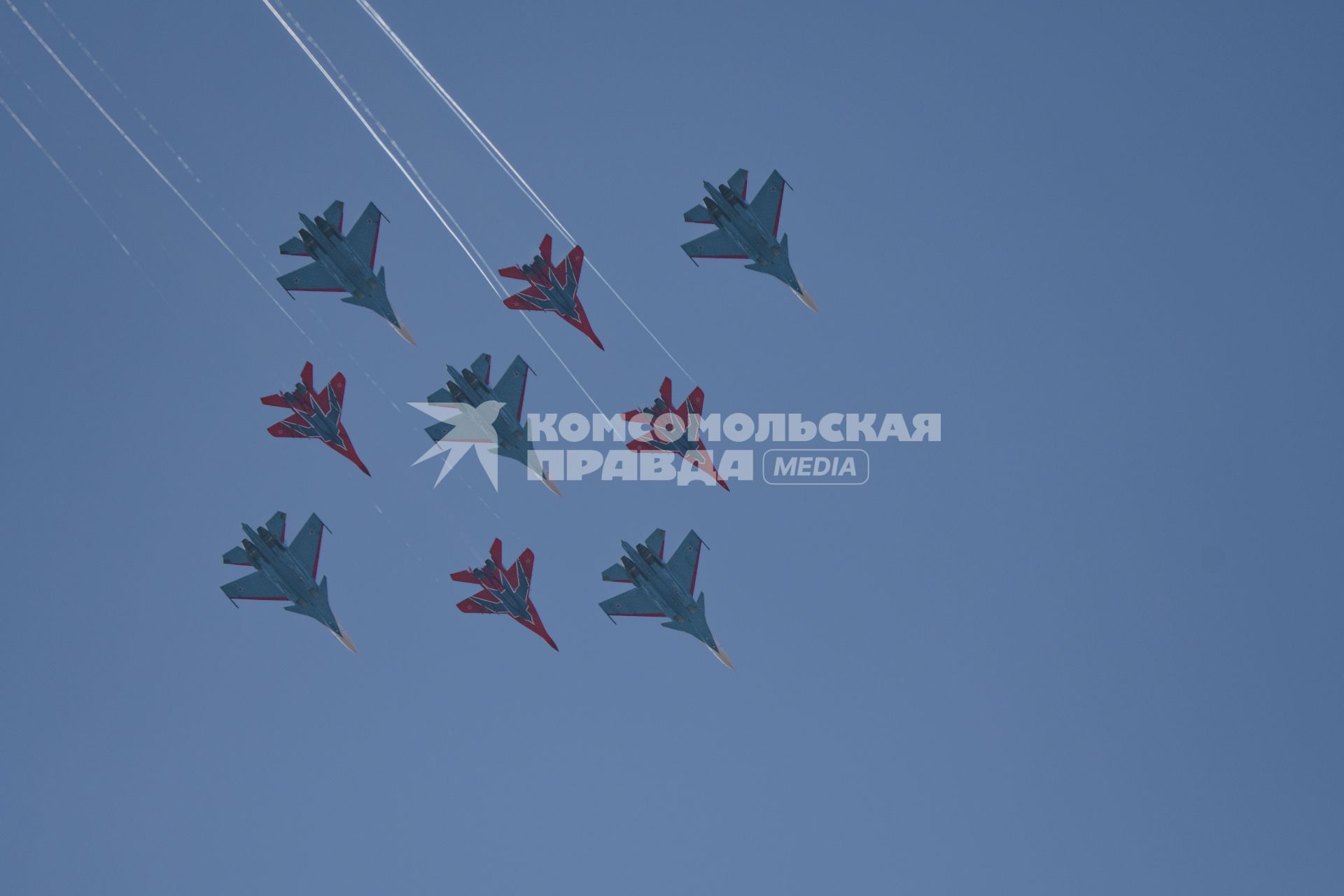 Московская область, Кубинка. Истребители Су-30СМ  и  МиГ-29 пилотажной группы `Стрижи`совершают демонстрационный полет`Кубинский бриллиант` во время репетиции воздушной части парада Победы  над Алабино.