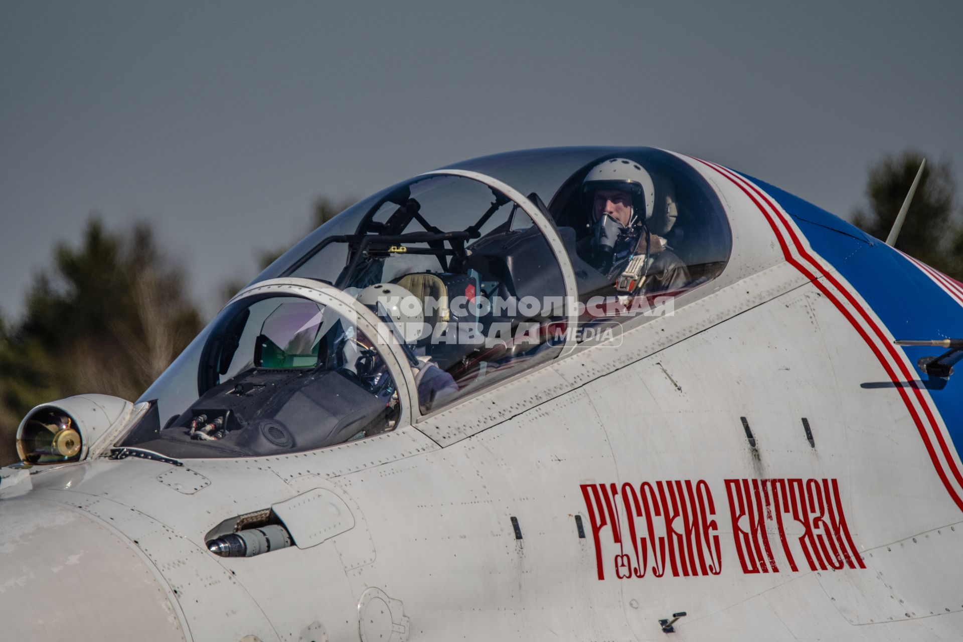 Московская область, Кубинка.  Пилоты истребителя  Су-30 СМ  АГВП  `Русские витязи`в кабине самолета перед вылетом на  репетицию воздушной части парада Победы.