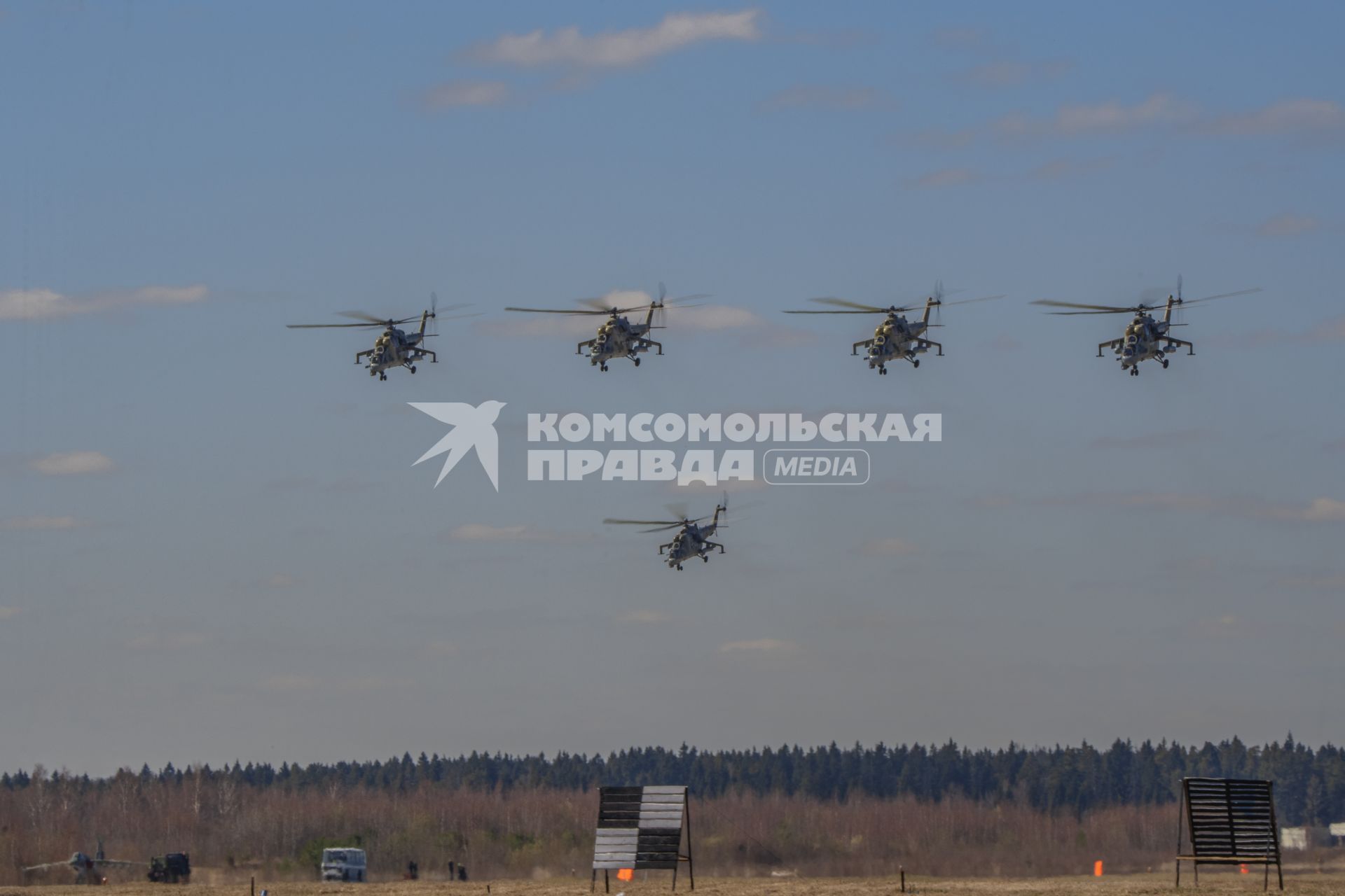 Московская область, Кубинка. Группа вертолетов Ми-24В  во время репетиции воздушной части парада Победы.