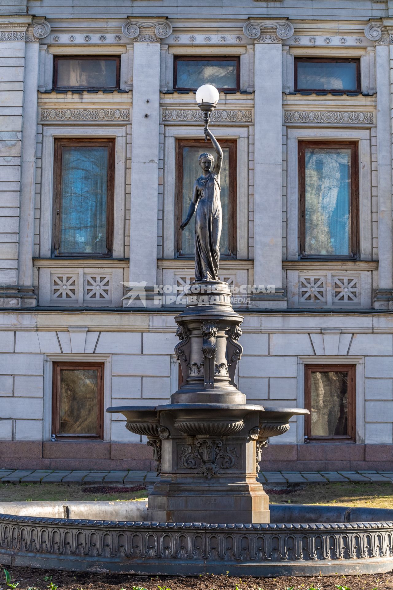 Москва. Фрагмент фонтана `Царица ночи`в парке особняка,  принадлежавшего золотопромышленнику Николаю Стахееву на Новой Басманной улице.