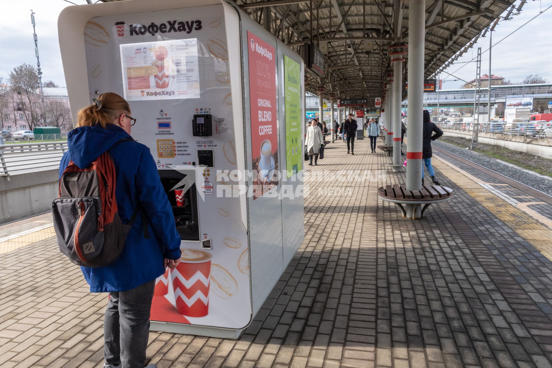 Москва. Девушка у автомата  Кофе Хауз на одной из станций  МЦК.