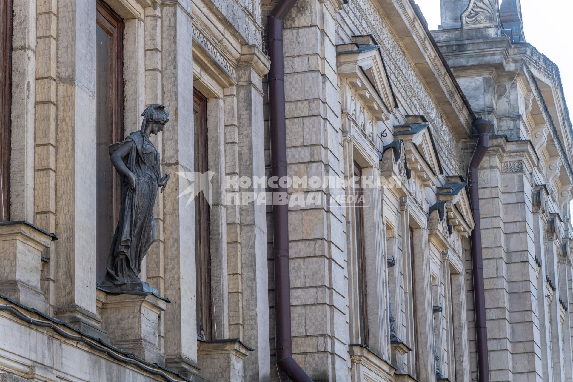 Москва. Скульптура  на фасаде  особняка,  принадлежавшего золотопромышленнику Николаю Стахееву на Новой Басманной улице.