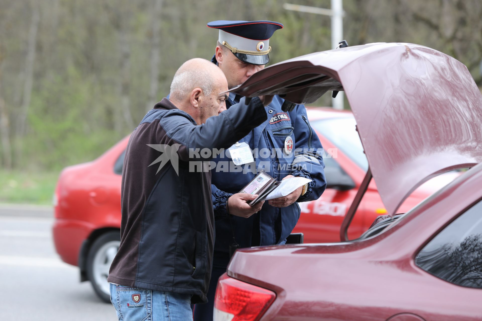 Пятигорск. Сотрудник дорожно-патрульной службы  проверяет документы водителя.