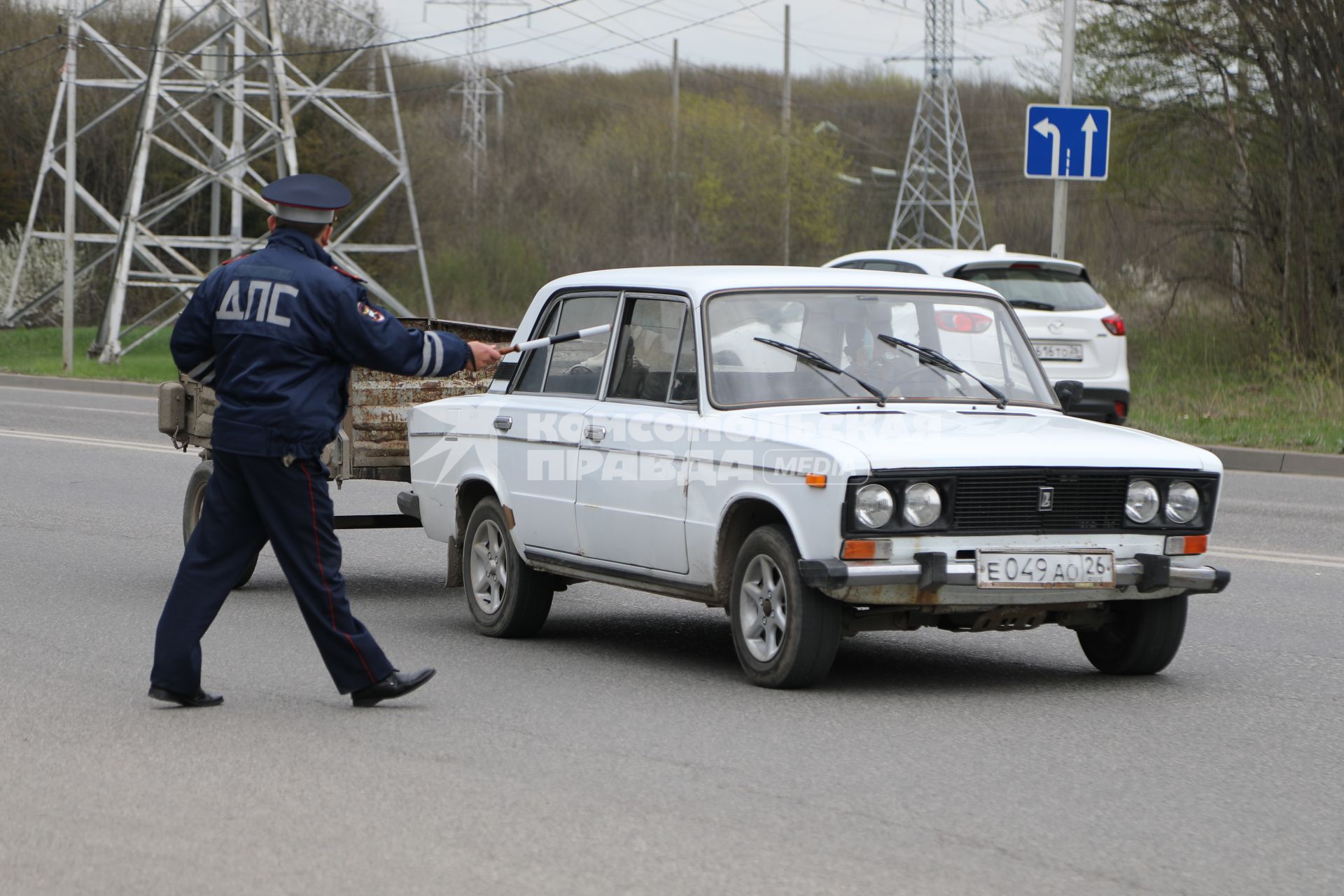 Пятигорск. Сотрудник дорожно-патрульной службы останавливает машину.