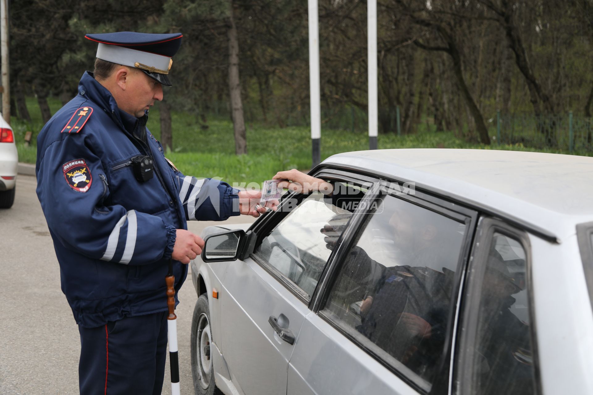 Пятигорск. Сотрудник дорожно-патрульной службы  проверяет документы у водителя.