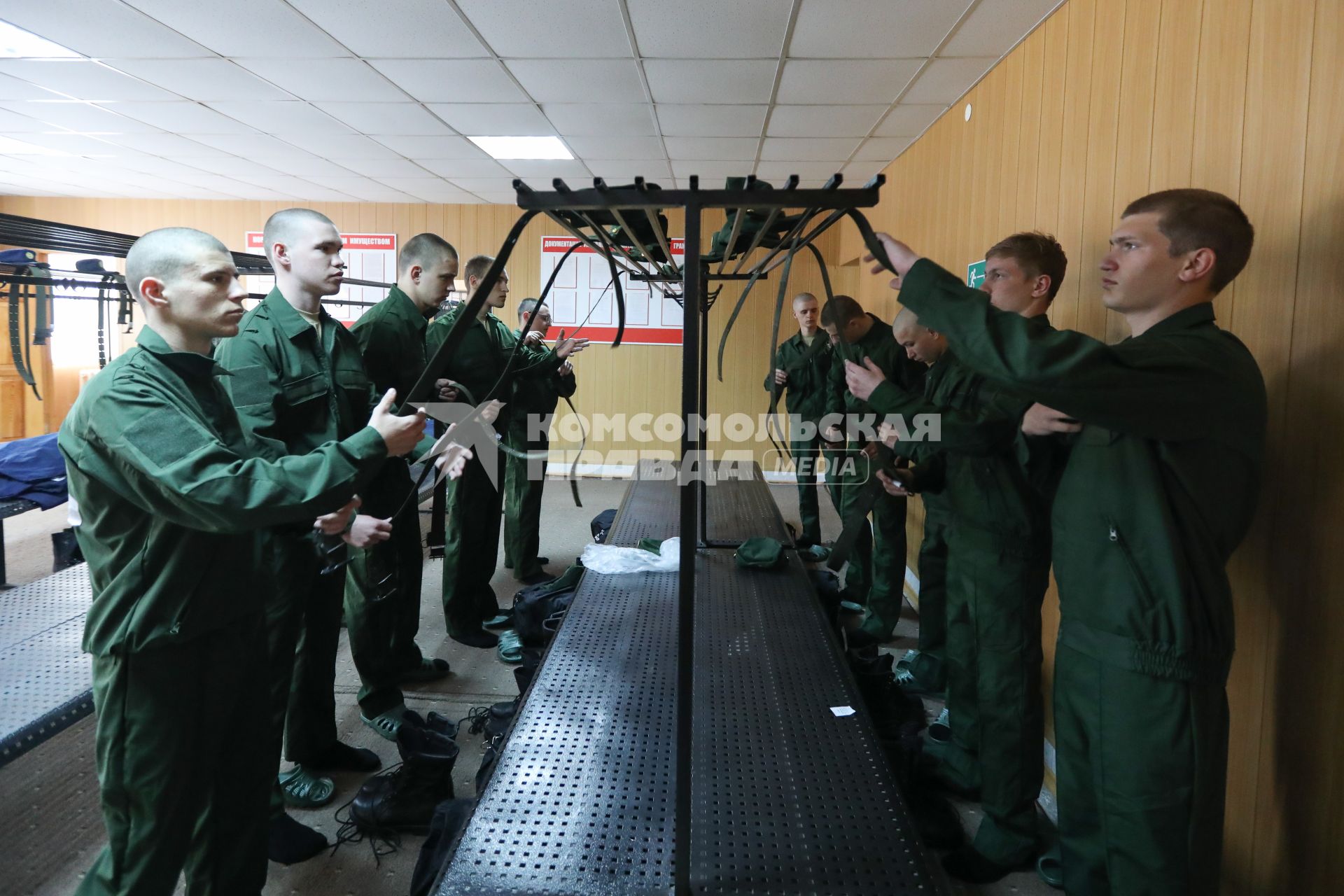 Ставрополь. Призывники переодеваются в военную форму на сборном пункте.