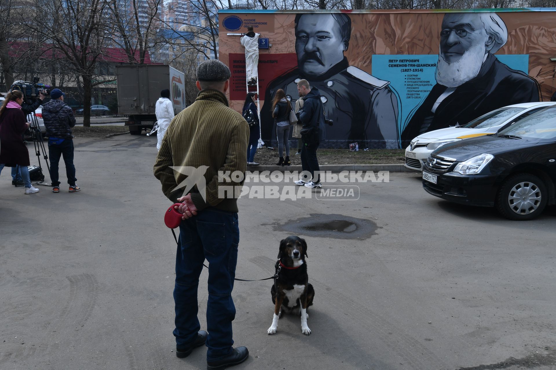 Москва. Уличные художники изобразили портреты  известных ученых и географов  на стене трансформаторной будки на западе столицы.