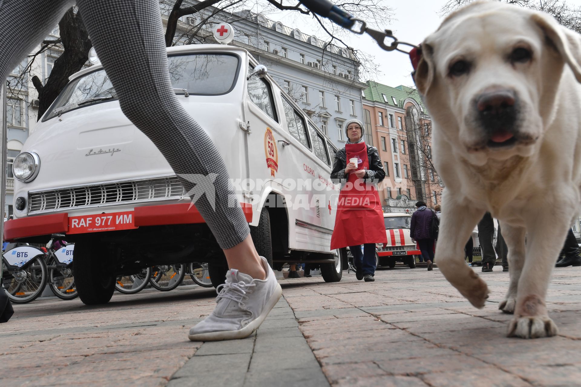 Москва.  Участники общегородского субботника на Никитском бульваре.