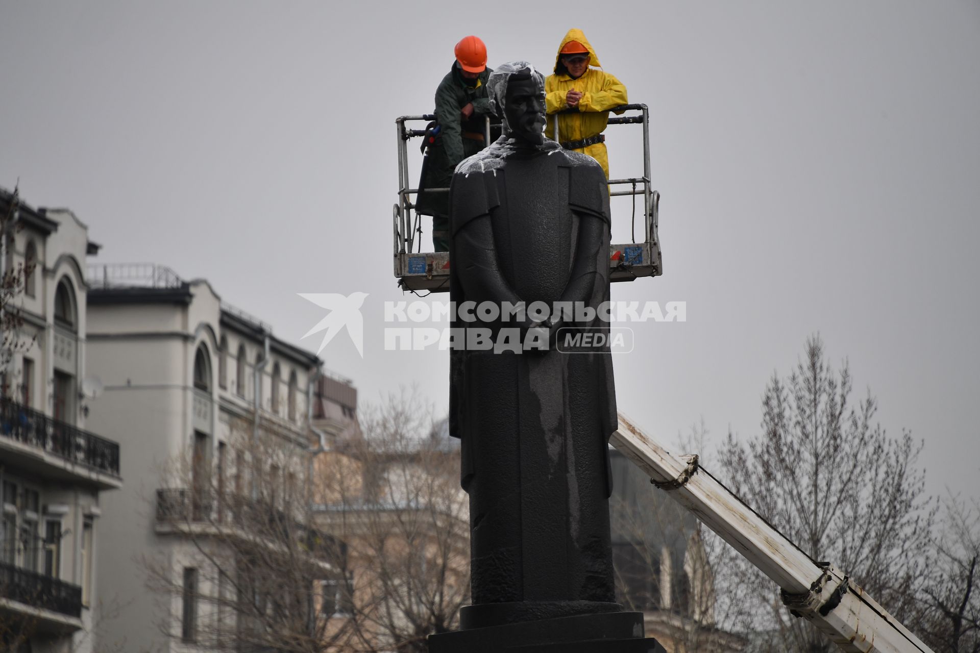 Москва. Сотрудники коммунальных служб моют памятник Клименту Тимирязеву.