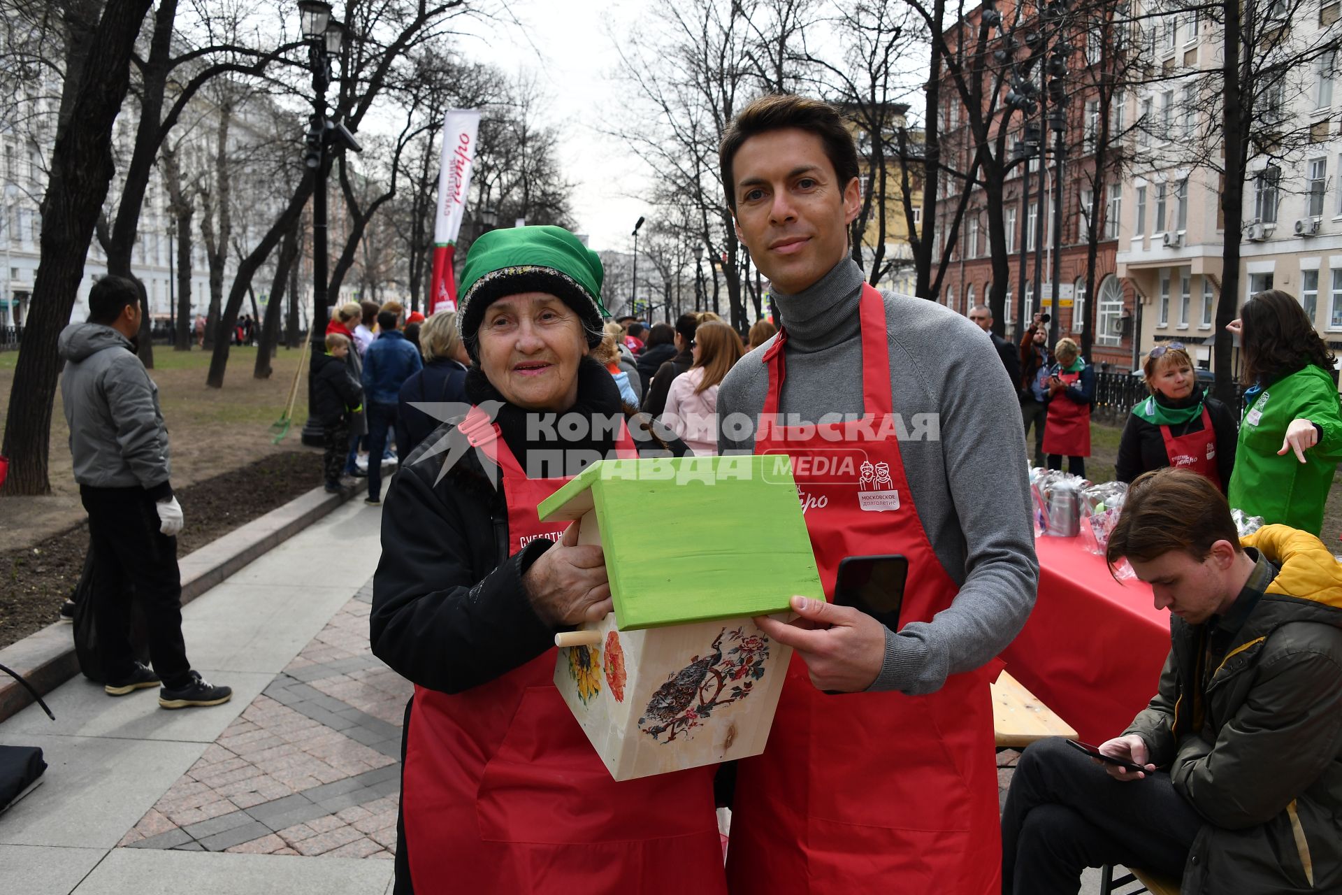 Москва.   Певец Марк Тишман среди участников проекта ` Московское долголетие` во время общегородского субботника на Никитском бульваре.