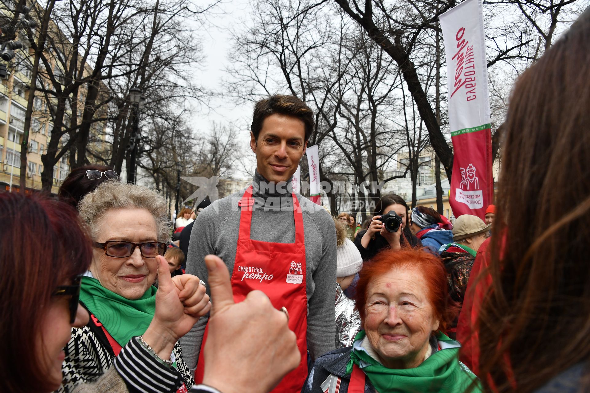 Москва.   Певец Марк Тишман среди участников проекта ` Московское долголетие` во время общегородского субботника на Никитском бульваре.