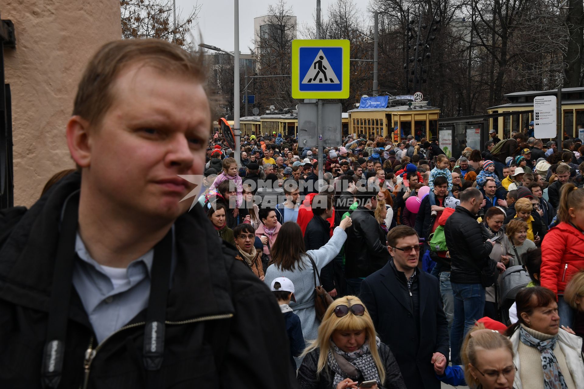 Москва.  Посетители на ежегодном параде трамваев, посвященном 120-летию трамвайного движения в городе, на Чистопрудном бульваре.