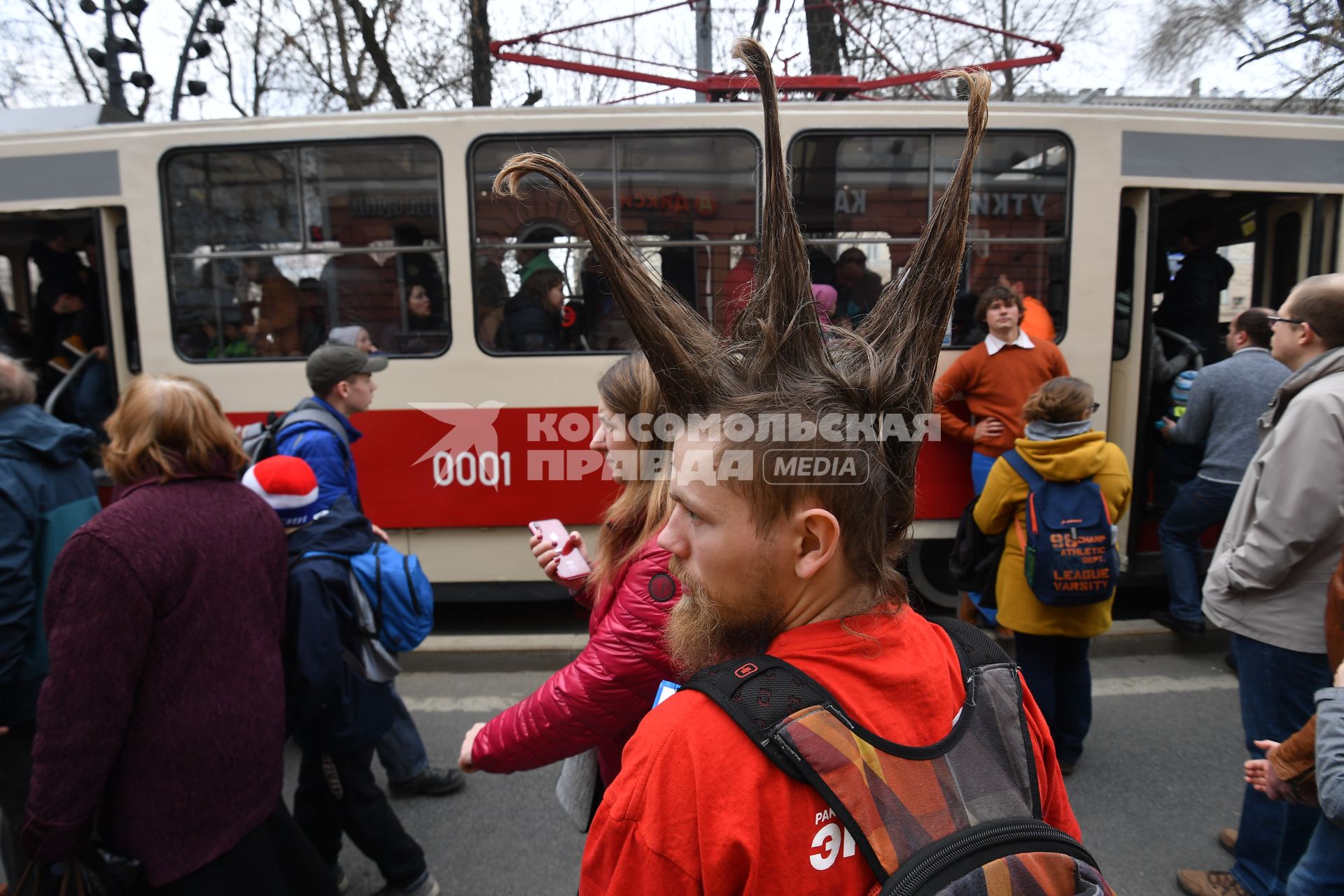 Москва.  Посетители на ежегодном параде трамваев, посвященном 120-летию трамвайного движения в городе, на Чистопрудном бульваре.