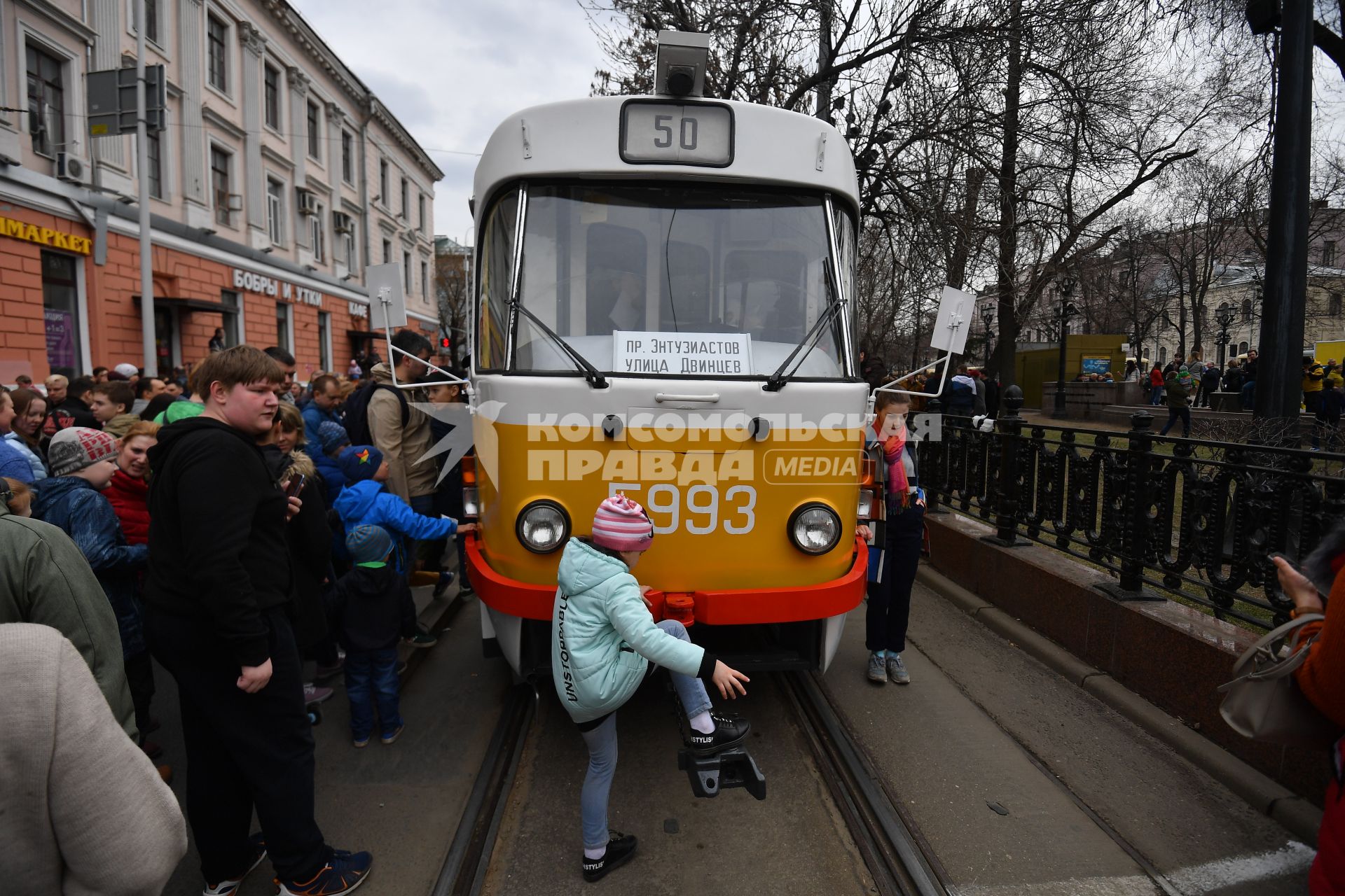 Москва.  Посетители на ежегодном параде трамваев, посвященном 120-летию трамвайного движения в городе, на Чистопрудном бульваре.