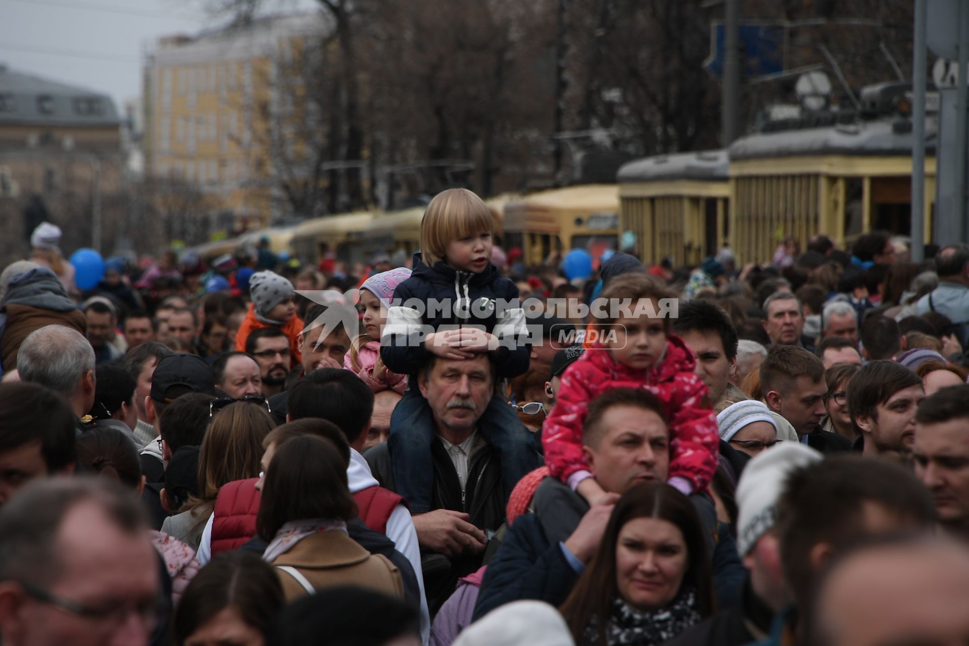 Москва.  Посетители на ежегодном параде трамваев, посвященном 120-летию трамвайного движения в городе, на Чистопрудном бульваре.